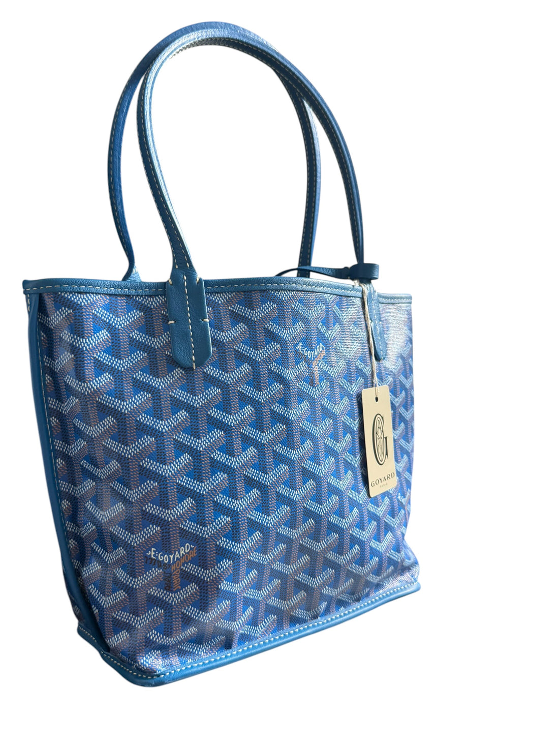 Die Goyard Anjou Mini ist eine moderne Interpretation der ikonischen Saint Louis und zeichnet sich durch ihre wendbare Konstruktion aus