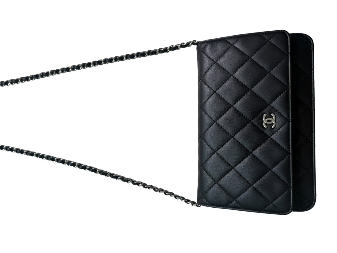 CHANEL WOC Wallet on Chain aus schwarzem Lammleder und silberfarbener Hardware