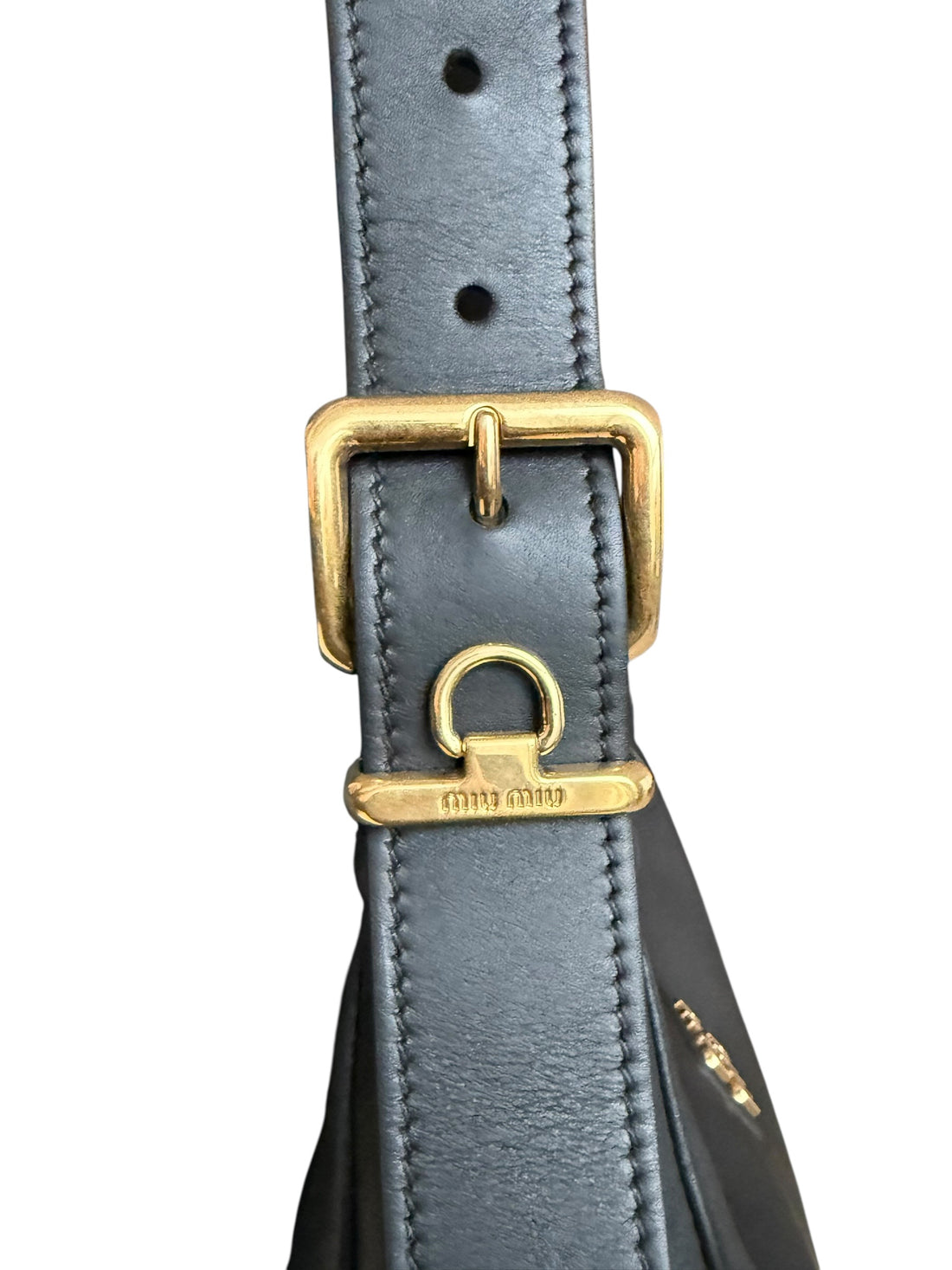 MIU MIU Hobo Bag Schultertasche mit verstellbaren Lederriemen.