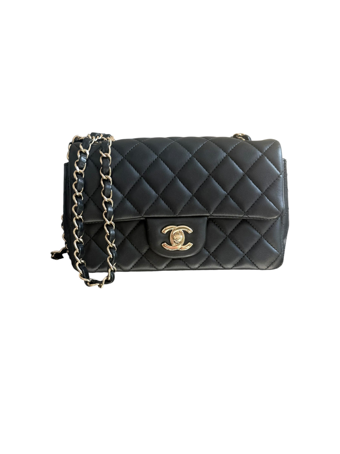 Chanel Mini Rectangular Classic Flap aus schwarzem Lamm-Leder mit light-goldfarbener Hardware ist eine zeitlose Ikone der Modegeschichte