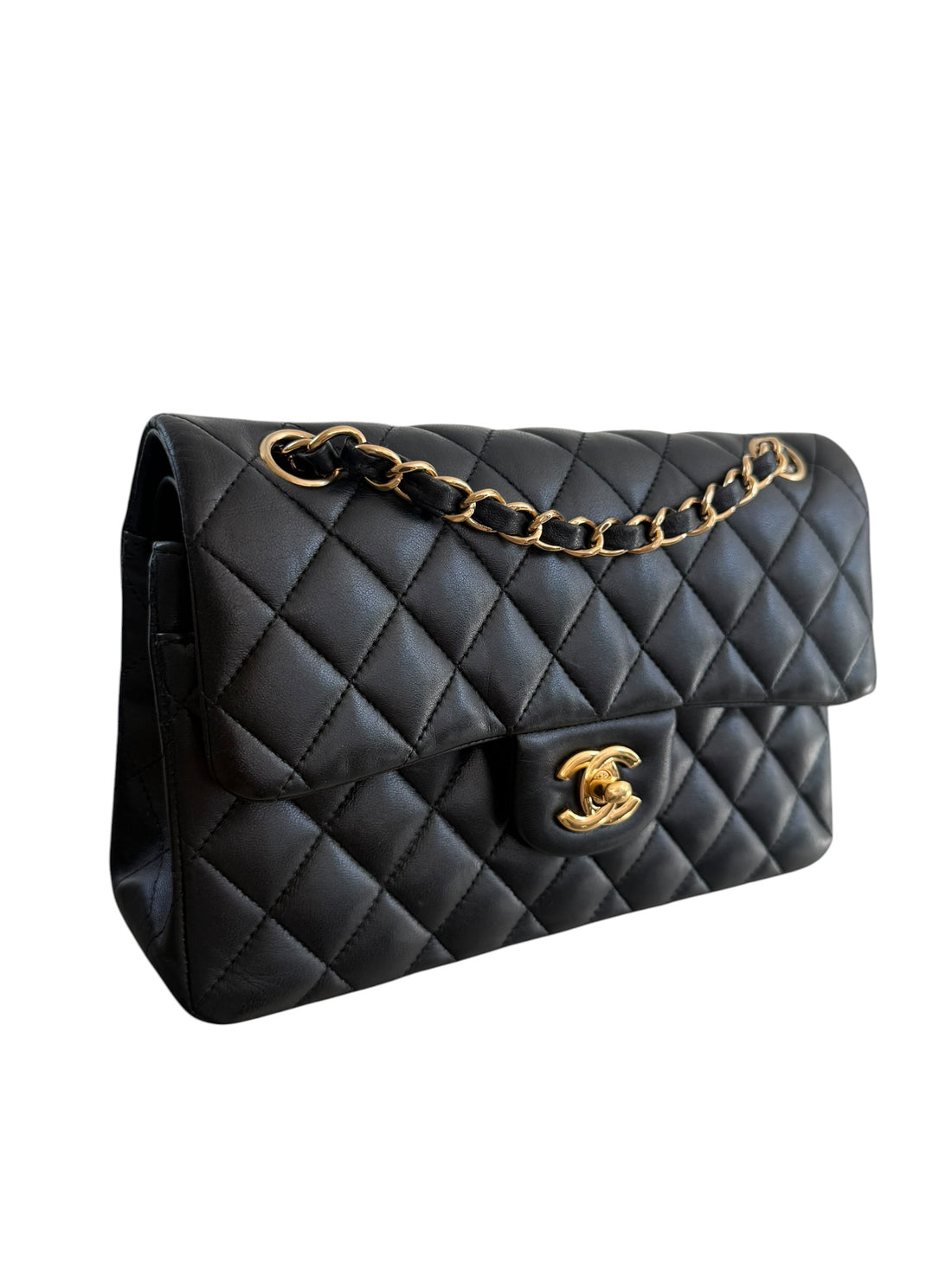 Chanel Small Classic Double Flap Bag aus schwarzem Lammleder und goldfarbener Hardware. Bordeauxfarbenes Innenfutter.