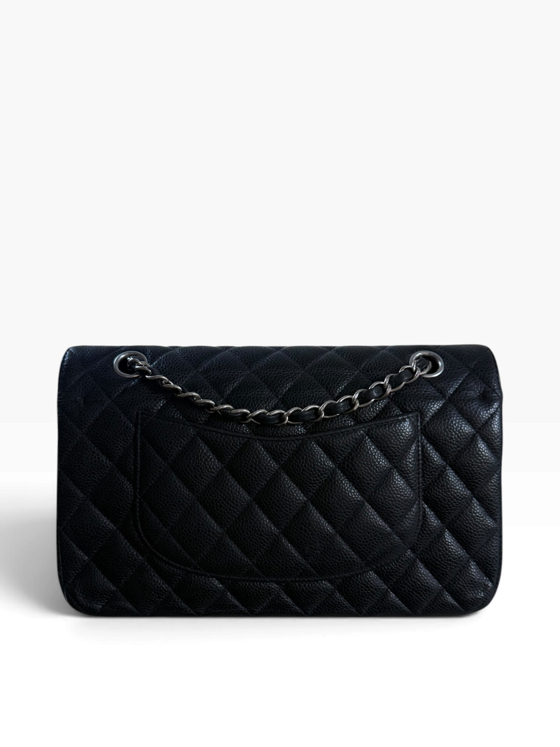 CHANEL Medium Classic Double Flap Bag aus schwarzem Kaviarleder und silberfarbener Hardware.