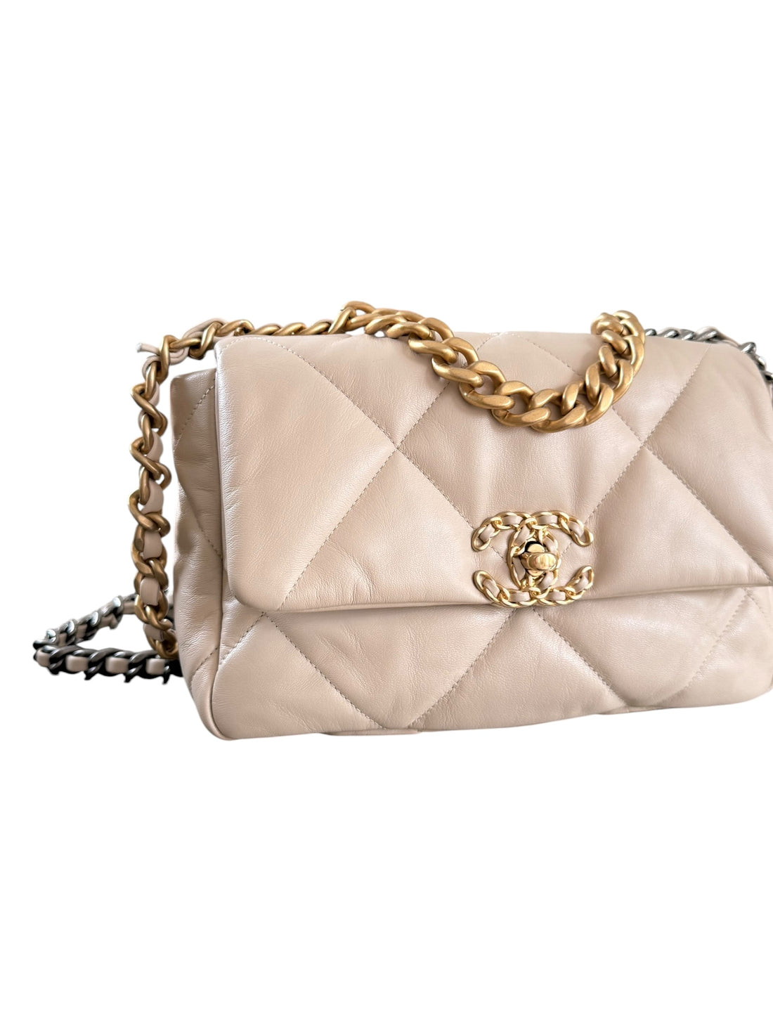 Chanel 19 small in der Farbe light-beige aus weichem Lammleder mit Gold- Silber- Rutheniumfarbenem Metall