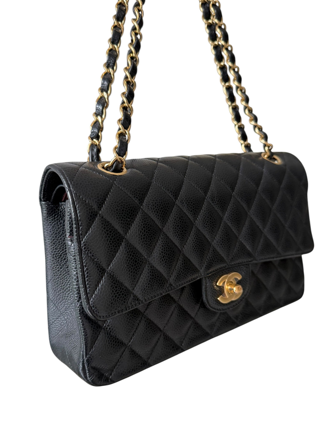 Chanel Medium Classic Double Flap Bag aus schwarzem Caviarleder und goldfarbener Hardware. Bordeauxfarbenes Innenfutter