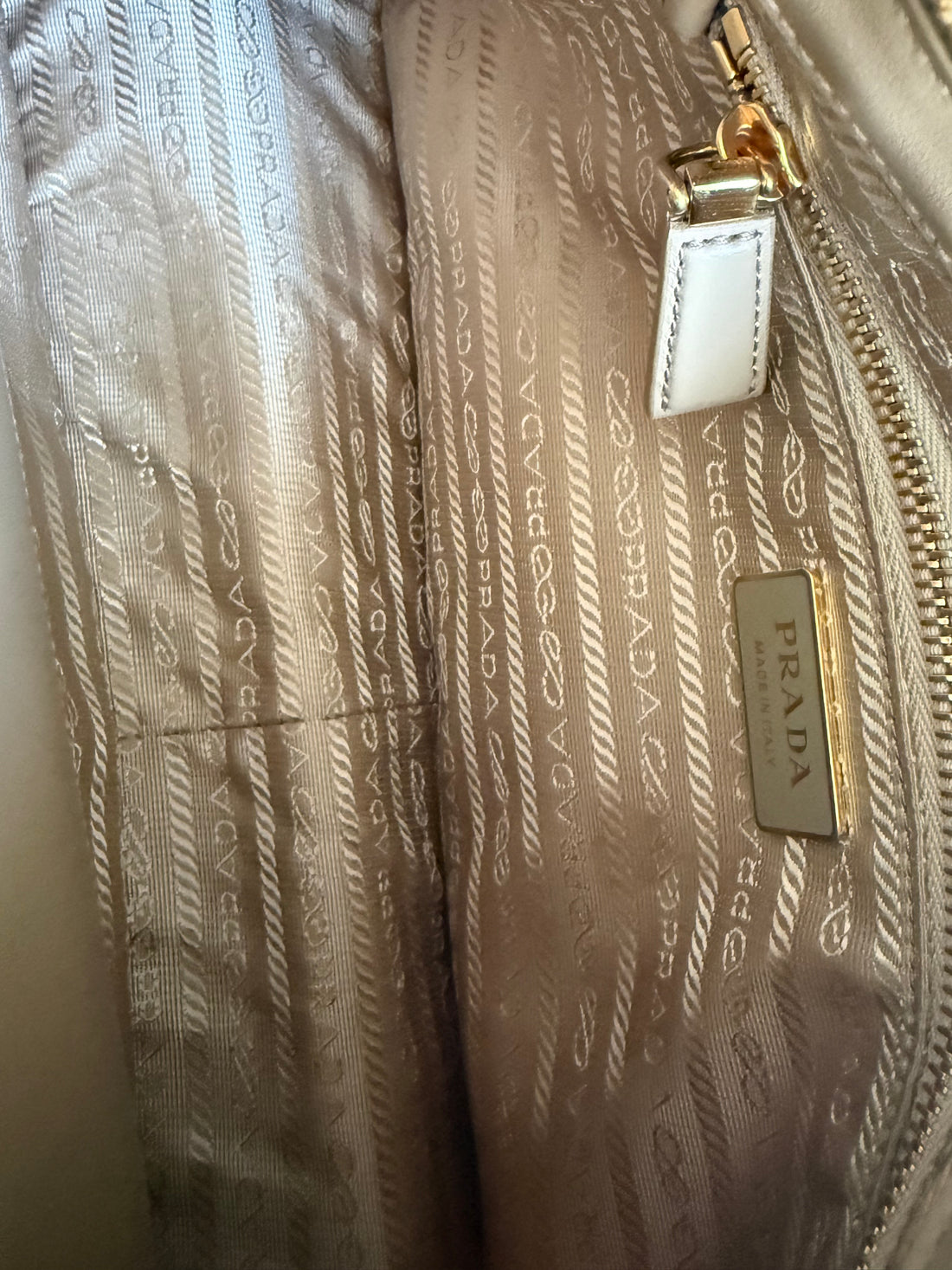 Prada Aimee Large Schultertasche in beige Nylon