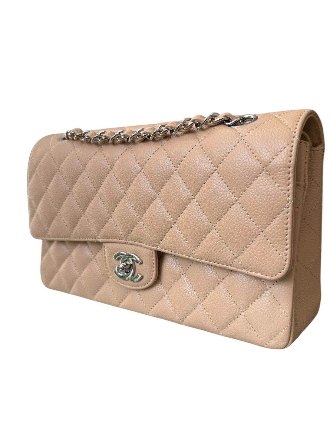Chanel Classic Medium Double Flap Bag aus beigefarbenem Kaviar Leder und silberfarbener Hardware.