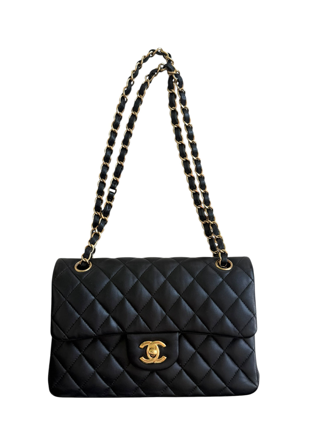 Chanel Small Classic Double Flap Bag aus schwarzem Lammleder und goldfarbener Hardware. Bordeauxfarbenes Innenfutter.