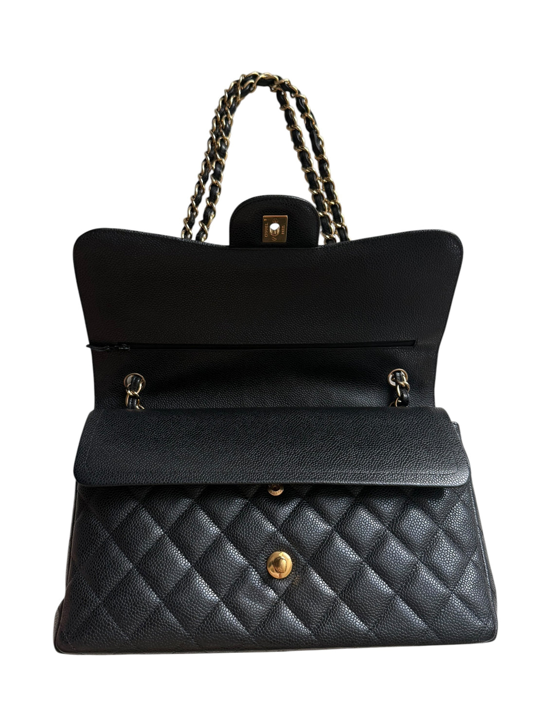 Chanel Classic Timeless Jumbo Double Flap Bag aus schwarzem Caviarleder (genarbtes Kalbsleder) mit goldfarbener Hardware.