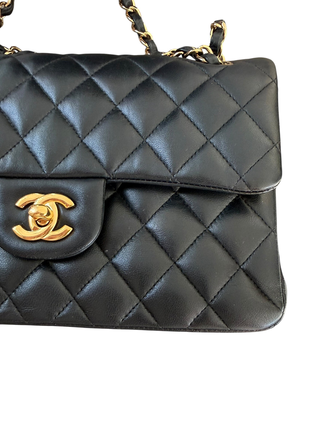 Chanel Small Classic Double Flap Bag aus schwarzem Lammleder und goldfarbener Hardware. Bordeauxfarbenes Innenfutter.