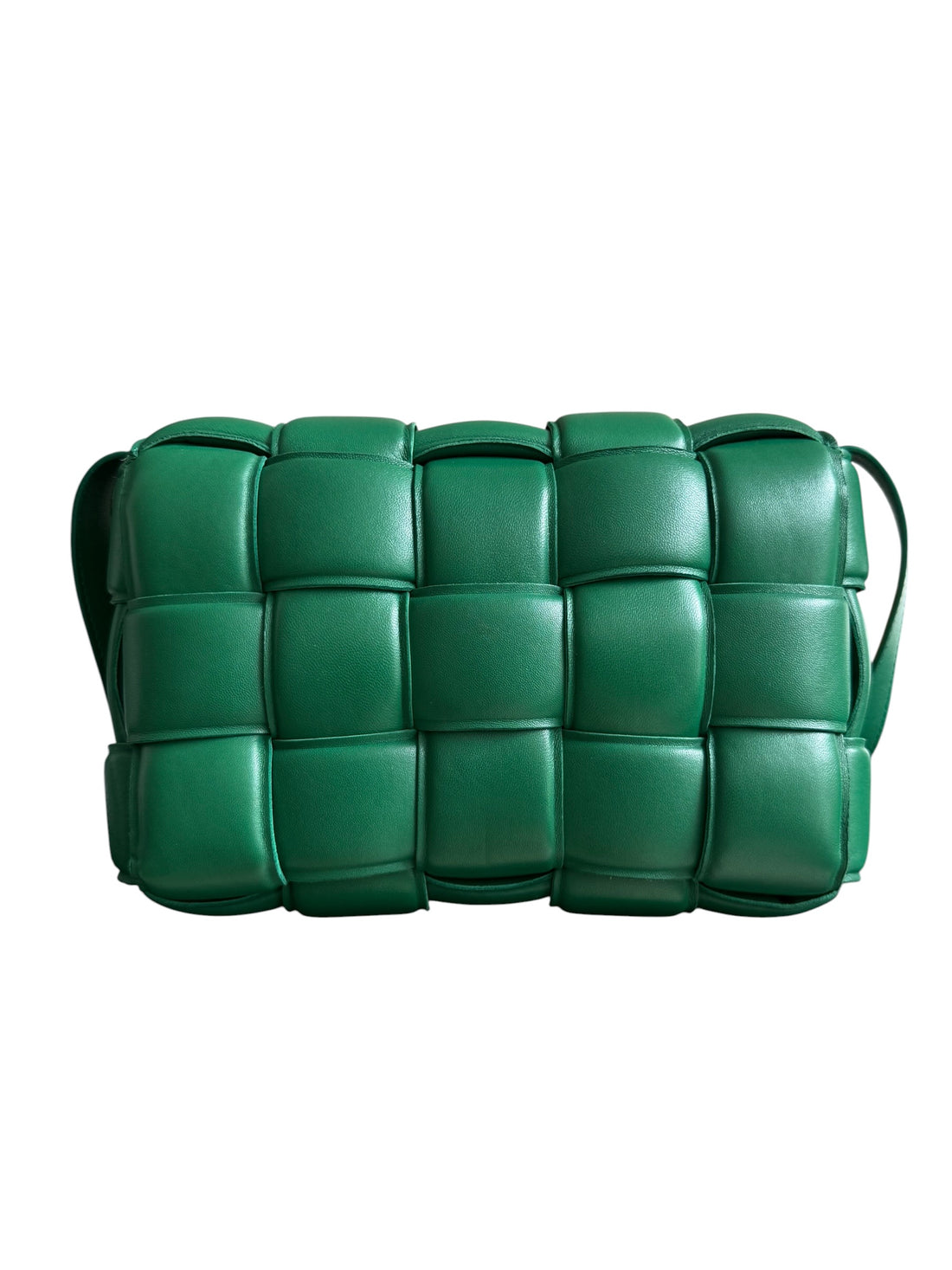 Bottega Veneta "Cassette Bag" in der klassischen grünen Farbe von Bottega Veneta welche sich durch ihr charakteristisches Maxi-Intrecciato-Ledergeflecht und die dreieckige Schnalle auszeichne