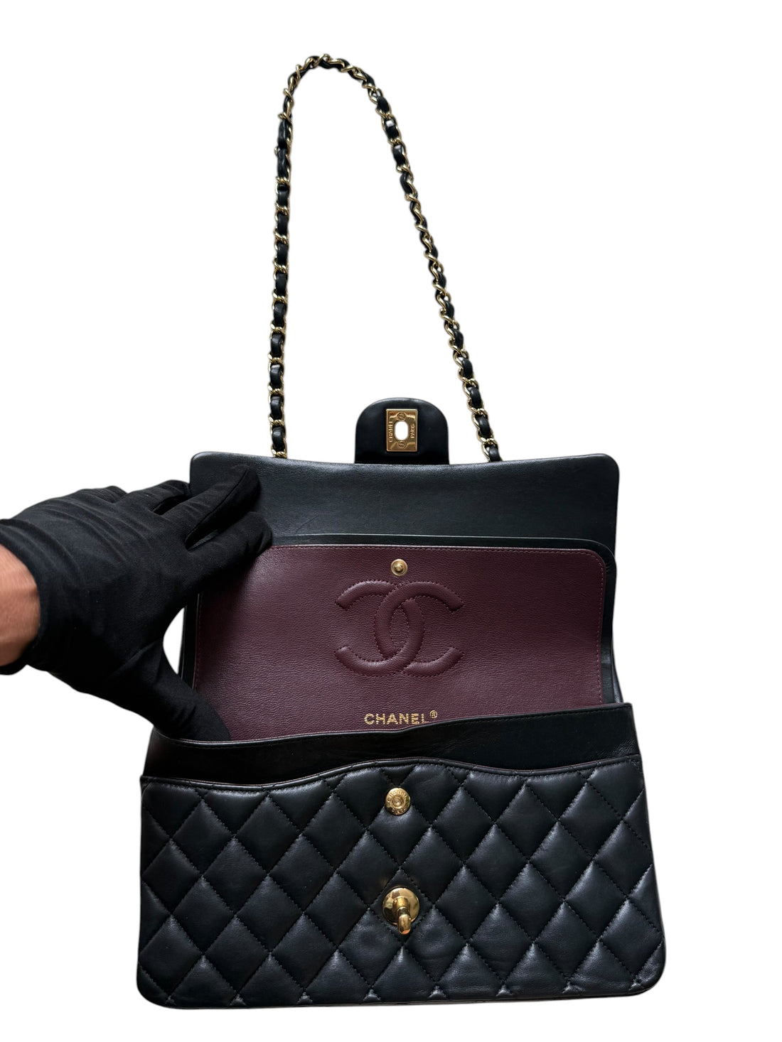 Chanel Medium Classic Double Flap Bag aus schwarzem Lammleder und goldfarbener Hardware. Bordeauxfarbenes Innenfutter