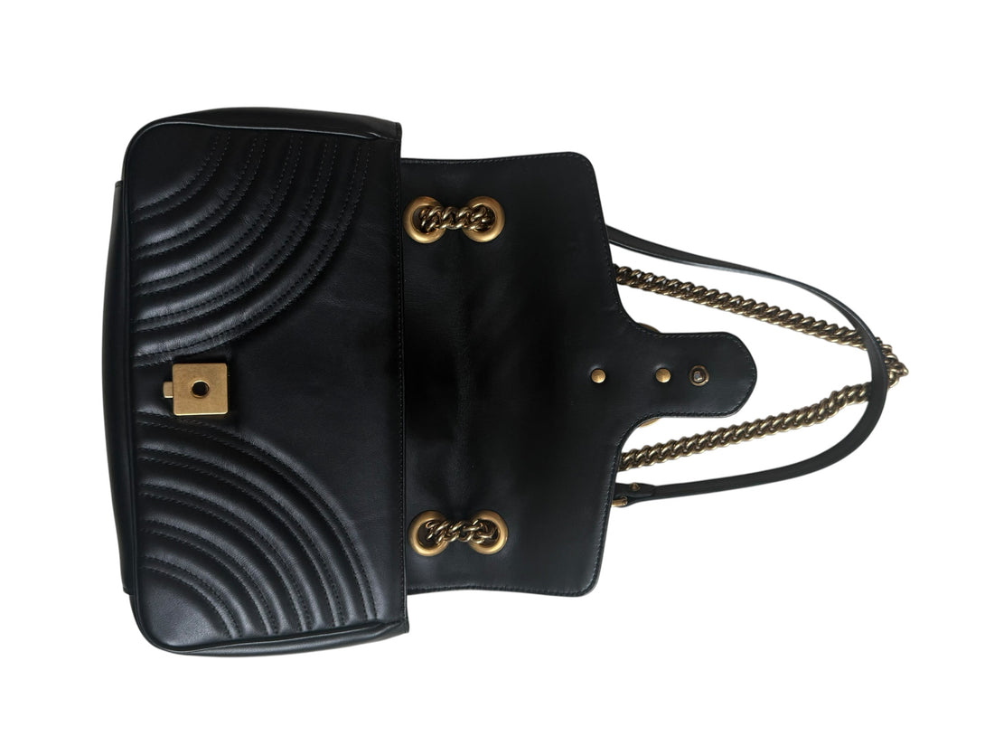 Gucci Marmont Schultertasche in der Farbe schwarz mit goldfarbener Hardware.