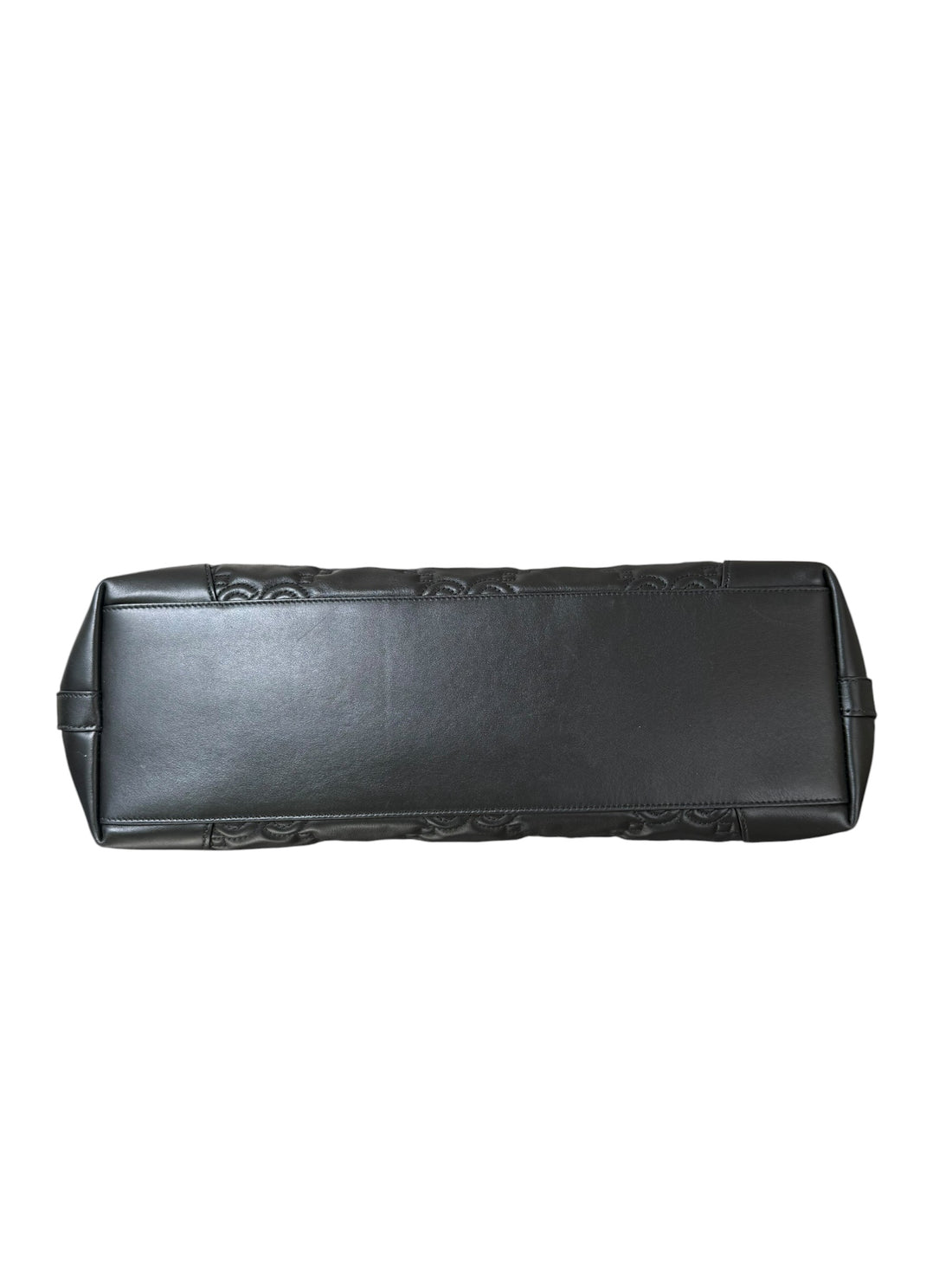 Gucci GG Matelassé Tote Bag aus schwarzem Kalbsleder zeichnet sich durch ihre charakteristische Steppung, das ikonische GG-Muster und glänzende, goldfarbene Logo-Details aus.