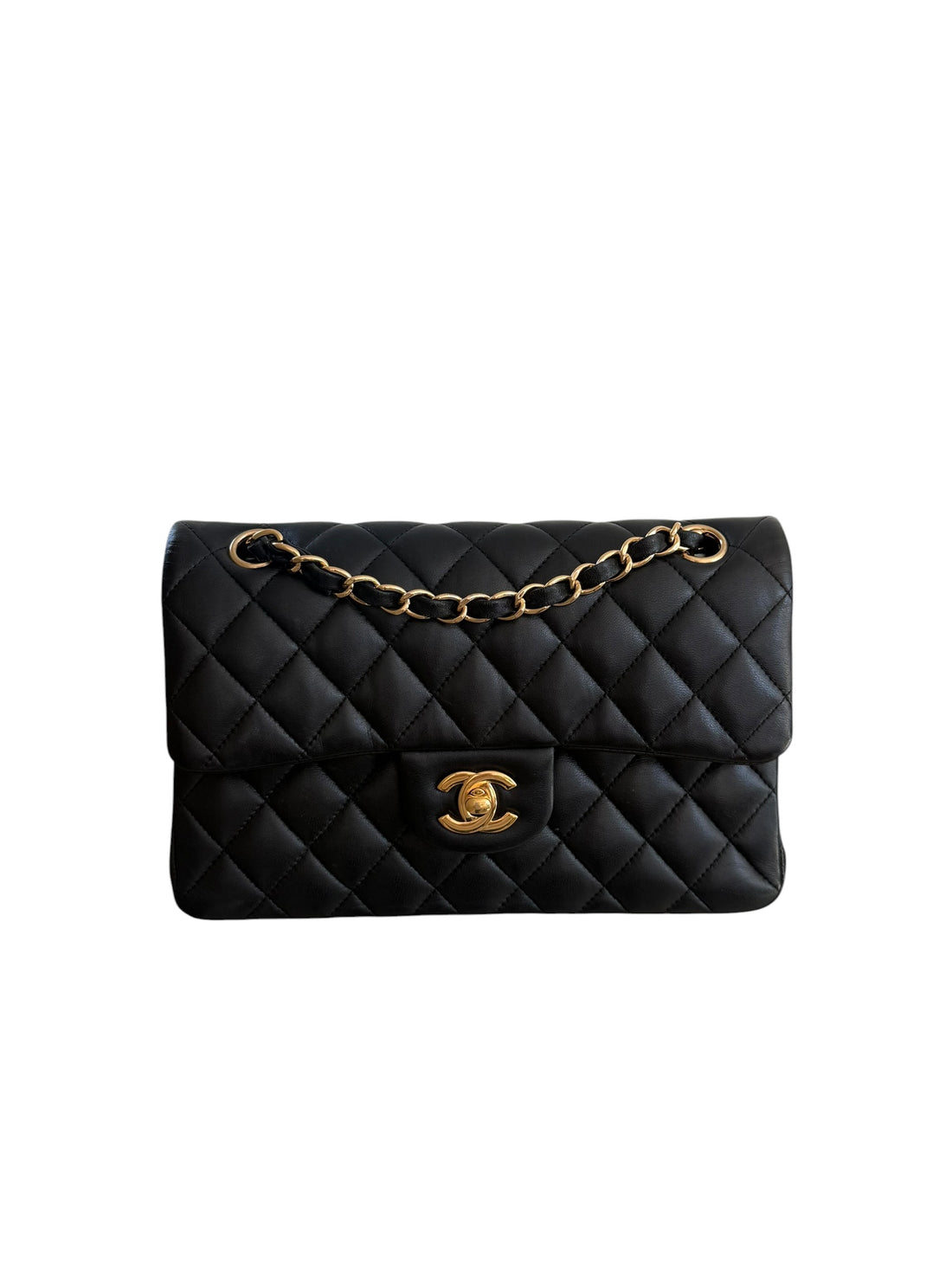 Chanel Small Classic Double Flap Bag aus schwarzem Lammleder und goldfarbener Hardware. Bordeauxfarbenes Innenfutter.