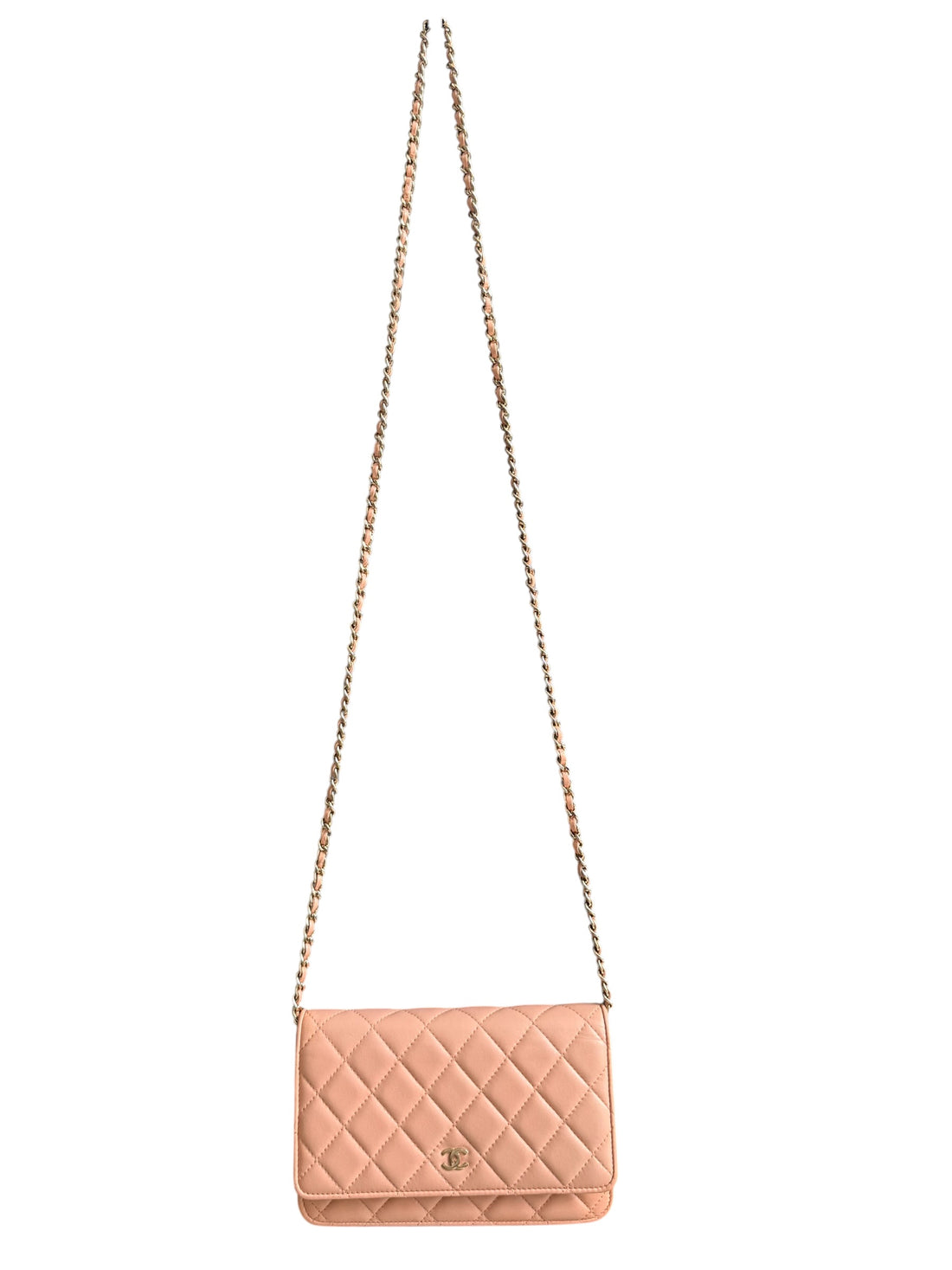 CHANEL WOC Wallet on Chain aus nudefarbenem Lammleder und goldfarbener Hardware.