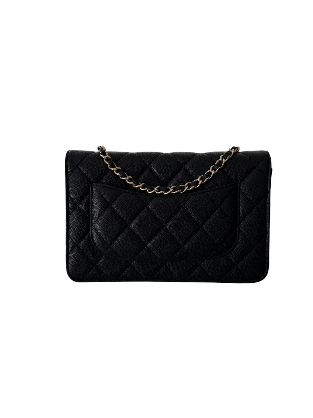 CHANEL WOC Wallet on Chain aus schwarzem genarbtem und glänzendem Kalbsleder und goldfarbener Hardware.
