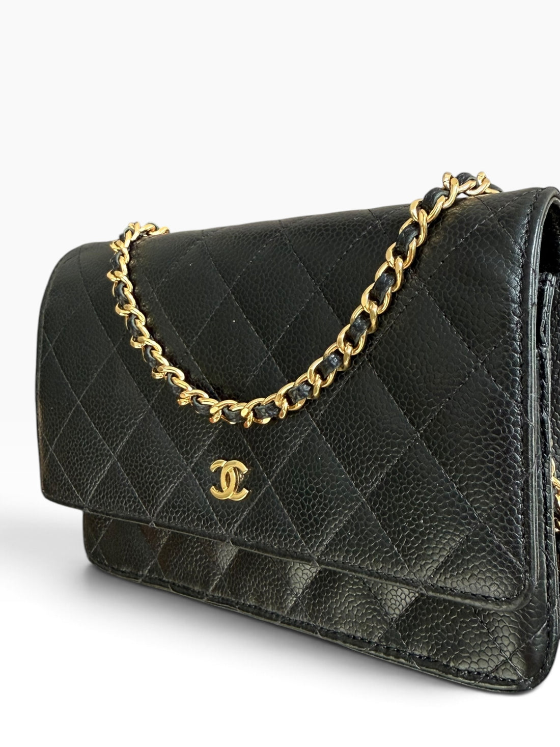 CHANEL WOC Wallet on Chain aus schwarzem genarbtem und glänzendem Kalbsleder und goldfarbener Hardware.