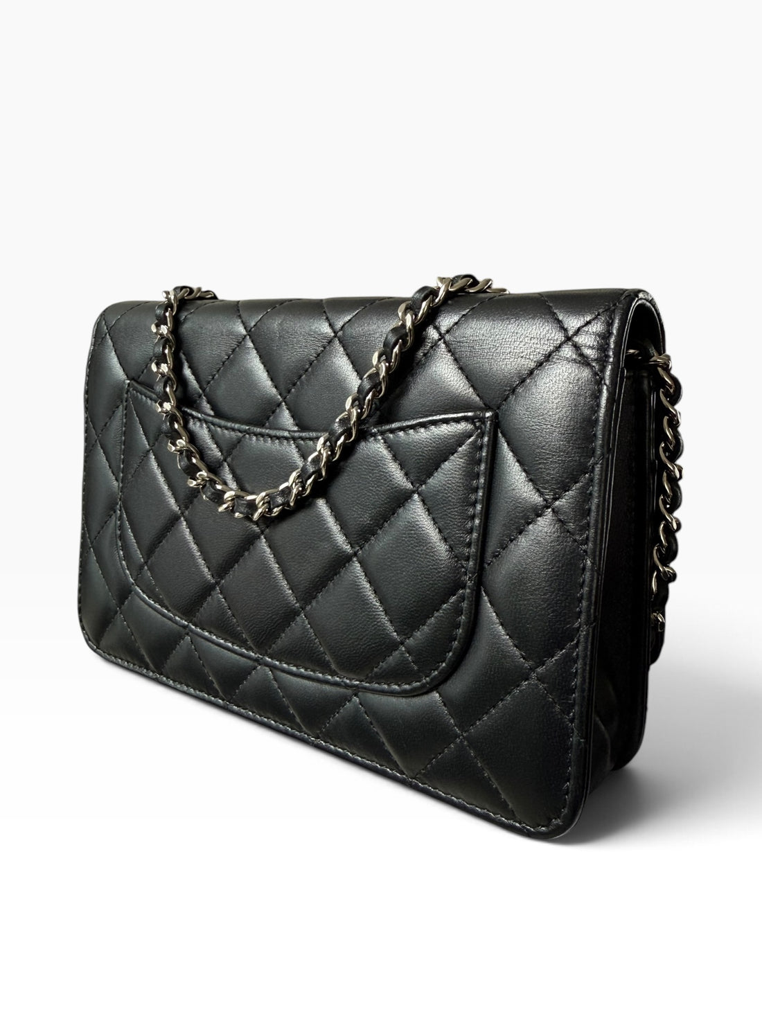 CHANEL WOC Wallet on Chain aus schwarzem Lammleder und silberfarbener Hardware.