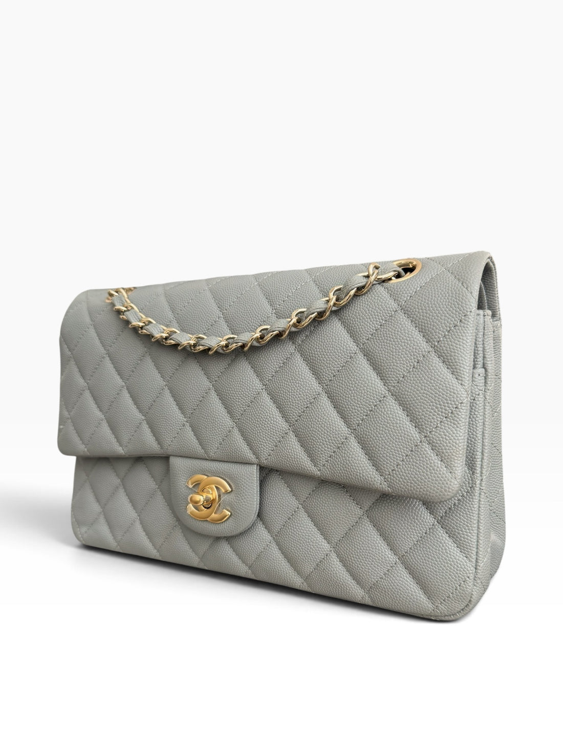 CHANEL Medium Classic Double Flap Bag aus grauem Kaviarleder (Kalbsleder) und goldfarbener Hardware.