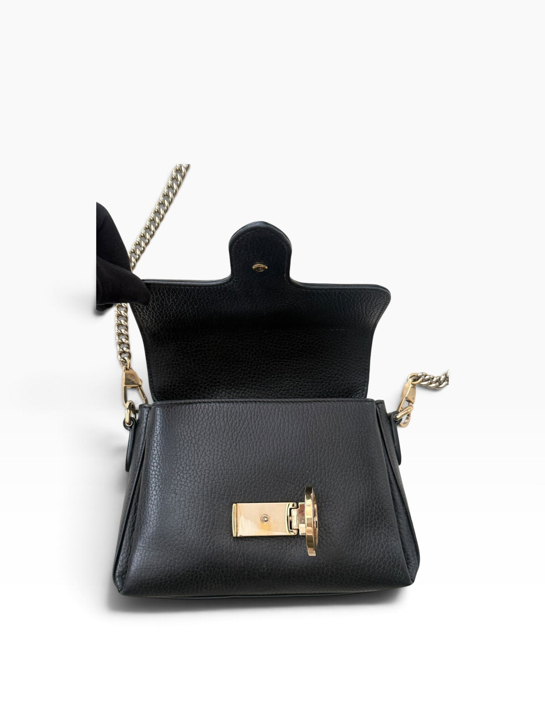Gucci Interlocking G Umhängetasche aus genarbtem schwarzem Leder mit goldfarbenen Beschlägen.