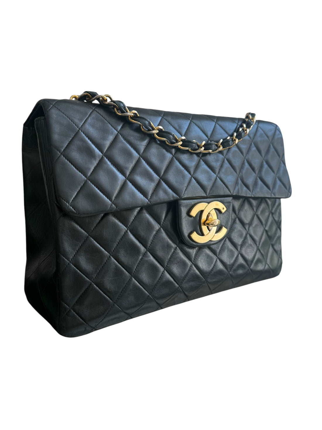 Chanel Classic Flap Bag Maxi Vintage aus schwarzem Lammleder und 24 Karat vergoldeter Hardware.