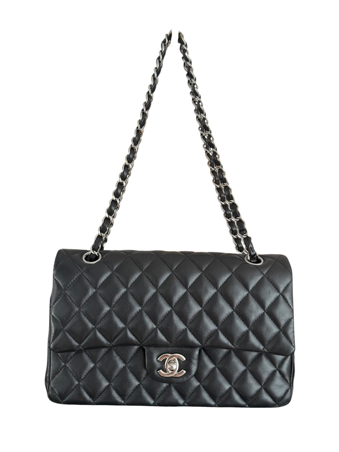 CHANEL Medium Classic Double Flap Bag aus schwarzem Lammleder und silberfarbener Hardware.