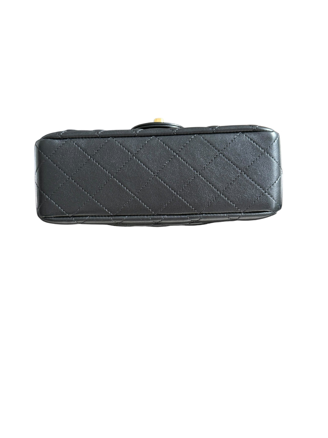 Chanel Pearl Crush Mini Flap Bag ist aus schwarzem Lammleder und zeichnet sich durch goldene Hardware sowie eine verstellbare Kette mit einer ikonischen Perlenkugel aus.
