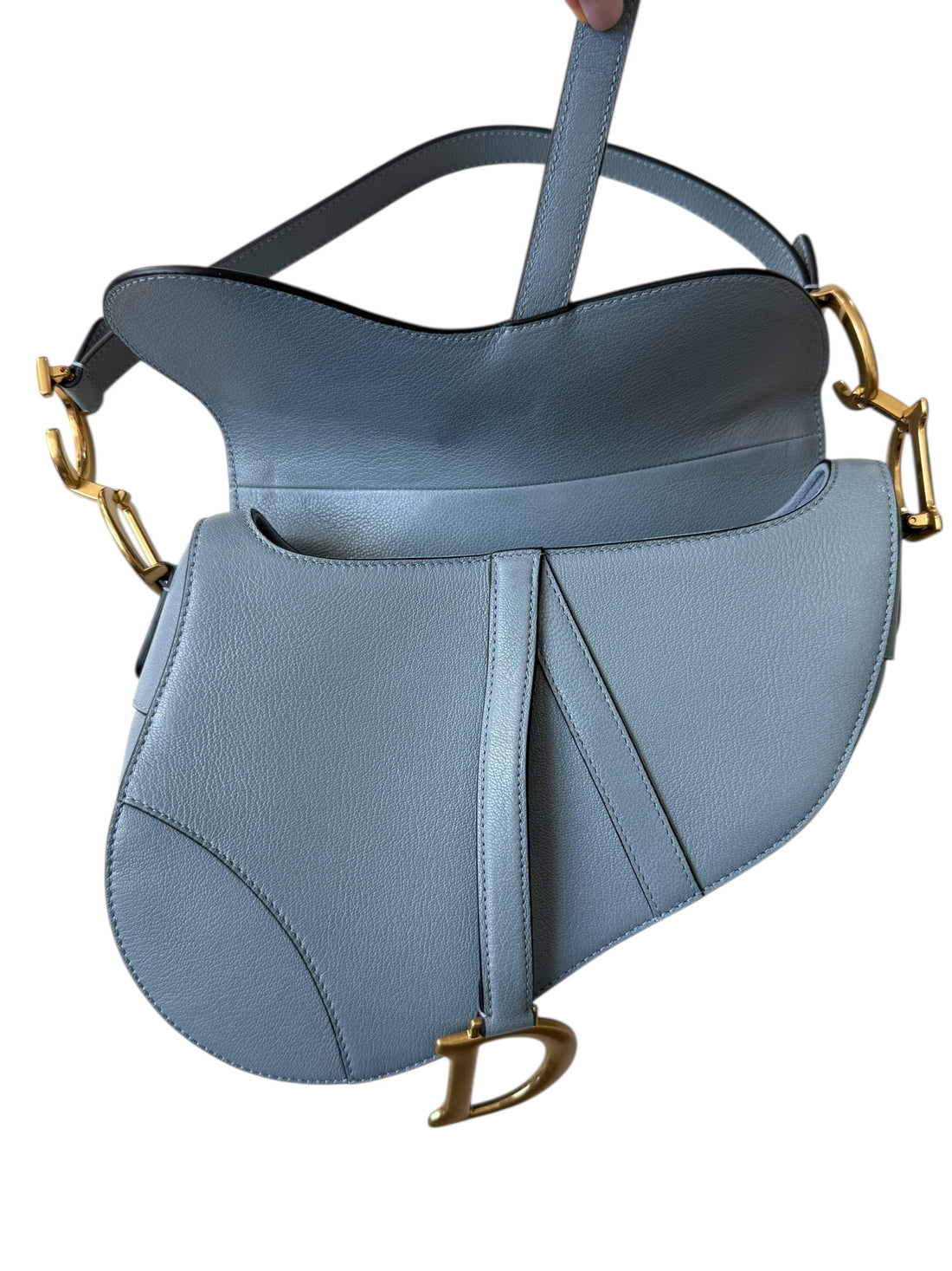 Christian DIOR Saddle Bag mit Trageriemen aus genarbtem Kalbsleder in der Farbe Wolkenblau. Goldfarbene Hardware.