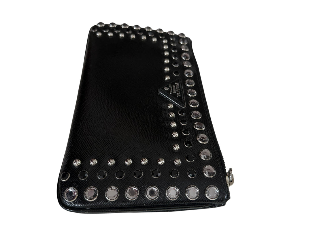 PRADA Pouch Pochette / Clutch ist aus Saffiano-Leder gefertigt und mit Kristallen sowie silberfarbenen Beschlägen Nieten verziert.