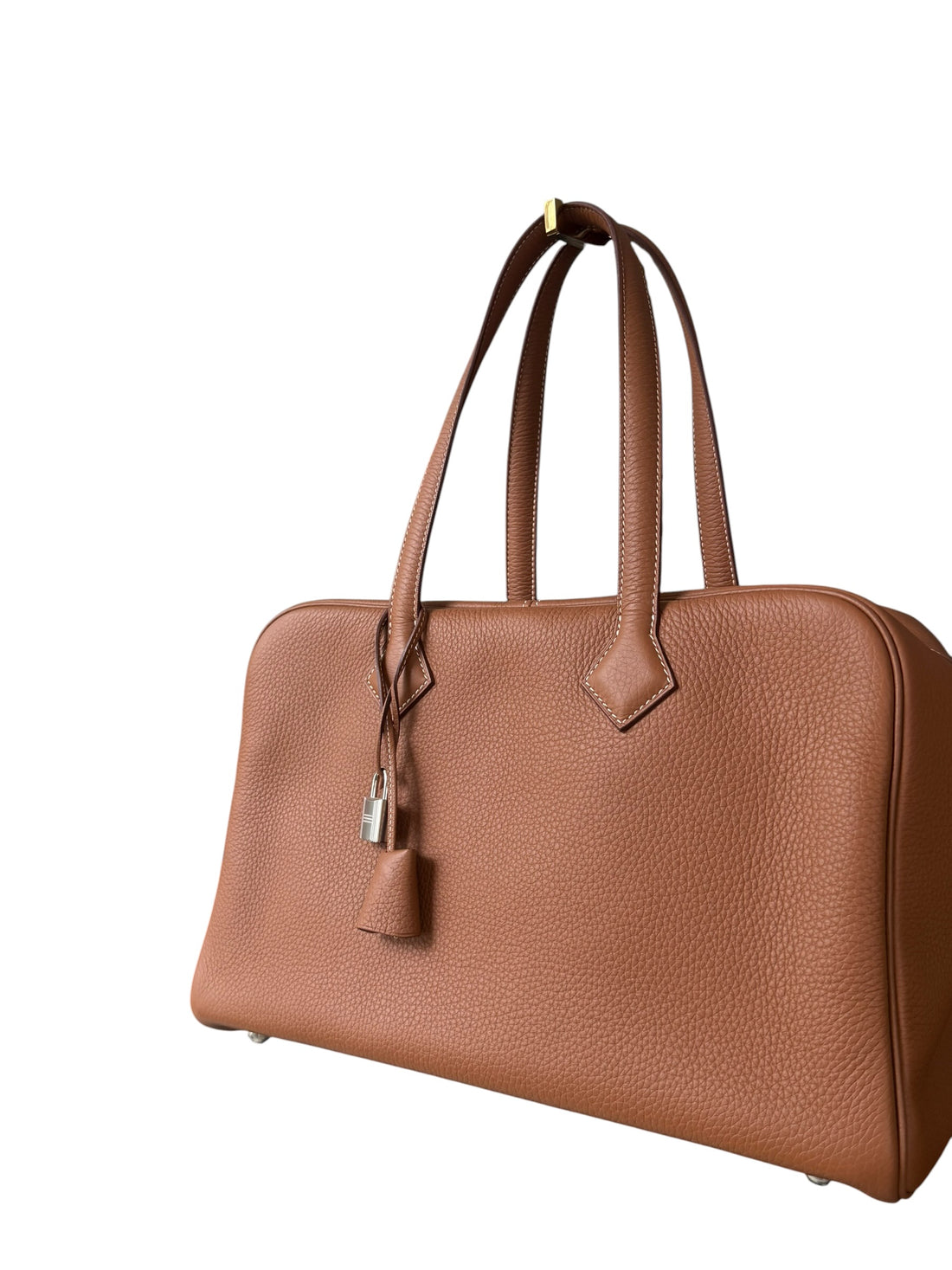 Hermès Victoria 35 Handtasche / Weekender Unisexist aus weichem Taurillon Clemence-Leder gefertigt und verfügt über silberfarbene Hardware