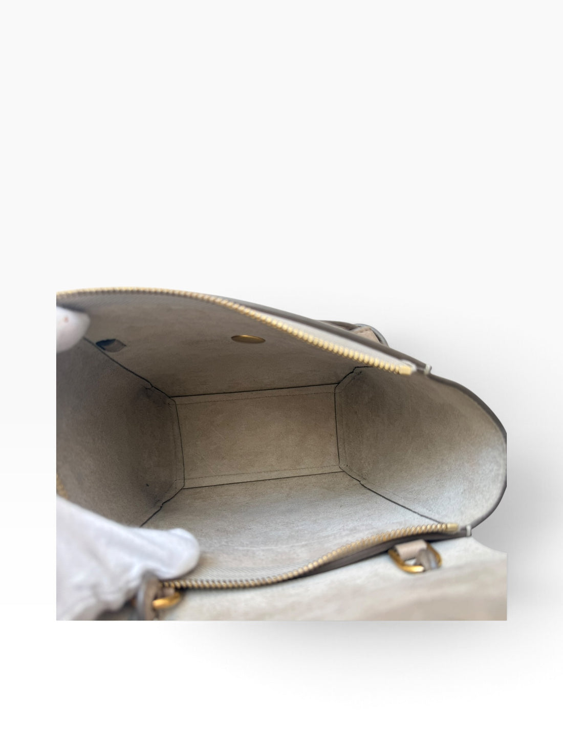 Celine Nano Belt Bag aus genarbtem Kalbsleder im Farbton Light Taupe.
