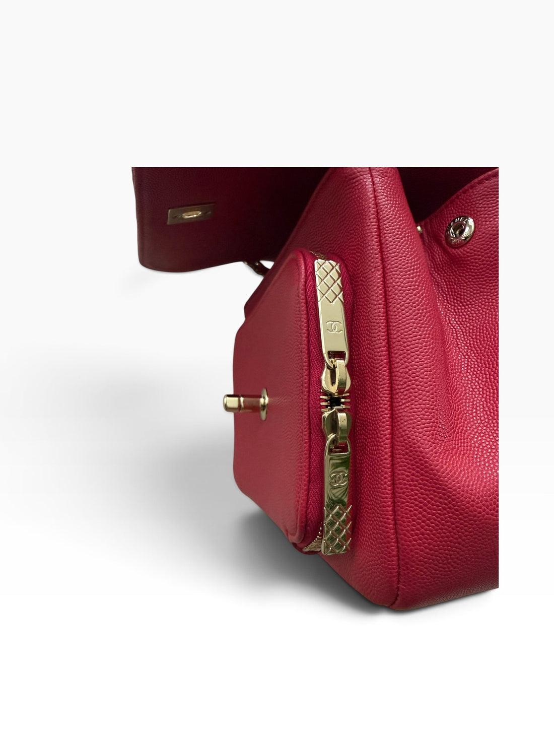Chanel Business Affinity dans la nuance expressive Framboise en cuir caviar