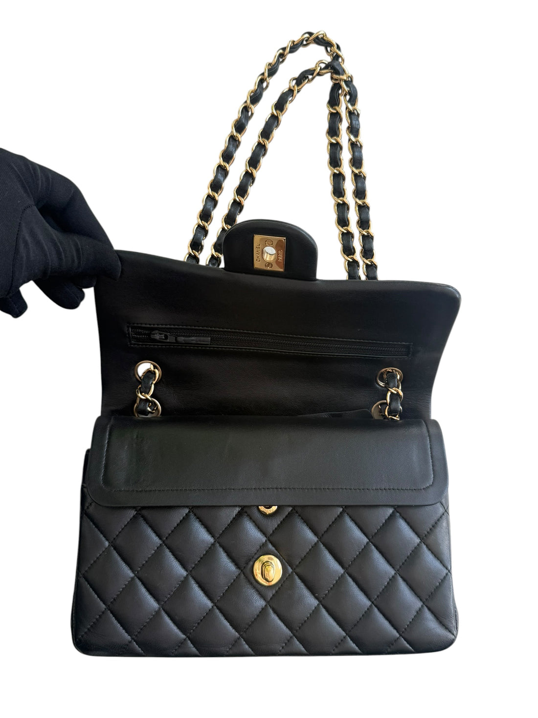Chanel Small Classic Double Flap Bag aus schwarzem Lammleder und goldfarbener Hardware. Bordeauxfarbenes Innenfutter.