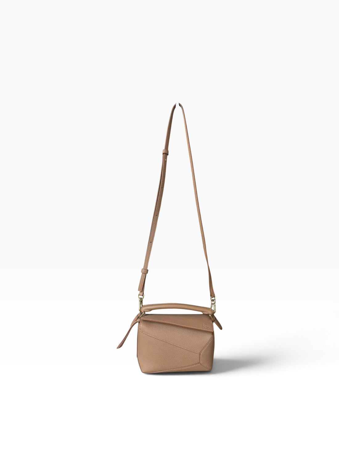 LOEWE Mini Puzzle Edge Tasche aus weichem, genarbtem Kalbsleder in der Farbe Toffee