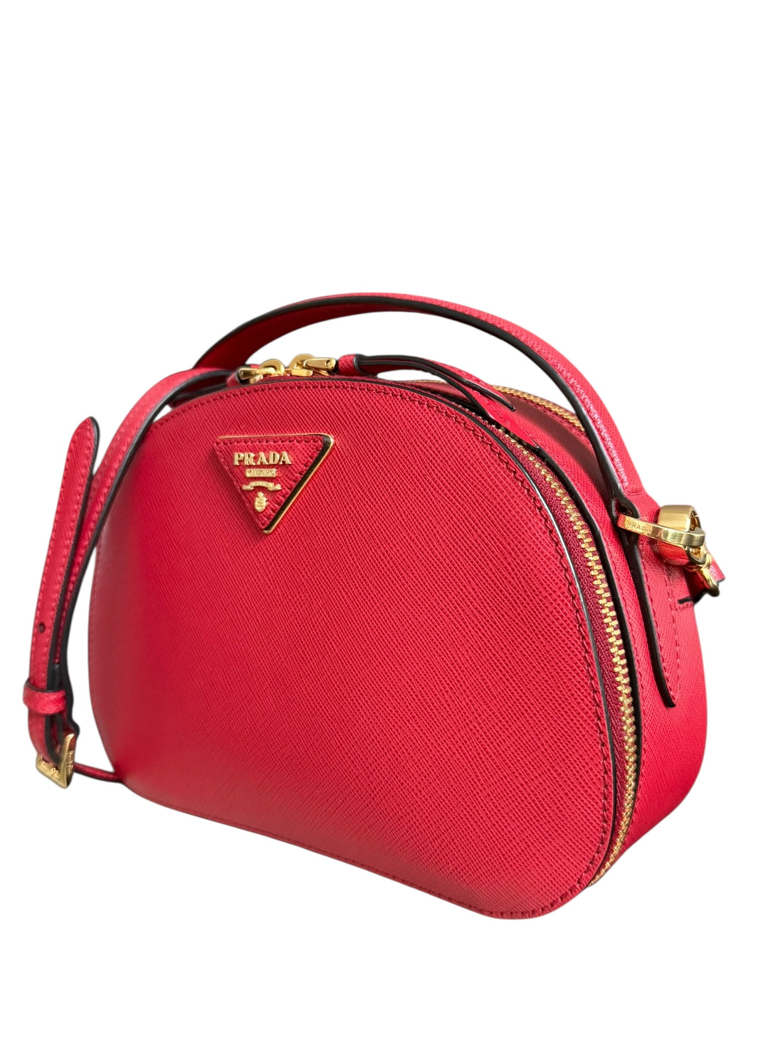 Prada Odette mit abnehmbarem und verstellbarem Schulterriemen in der Farbe rot Fuoco aus Saffiano Lux Leder