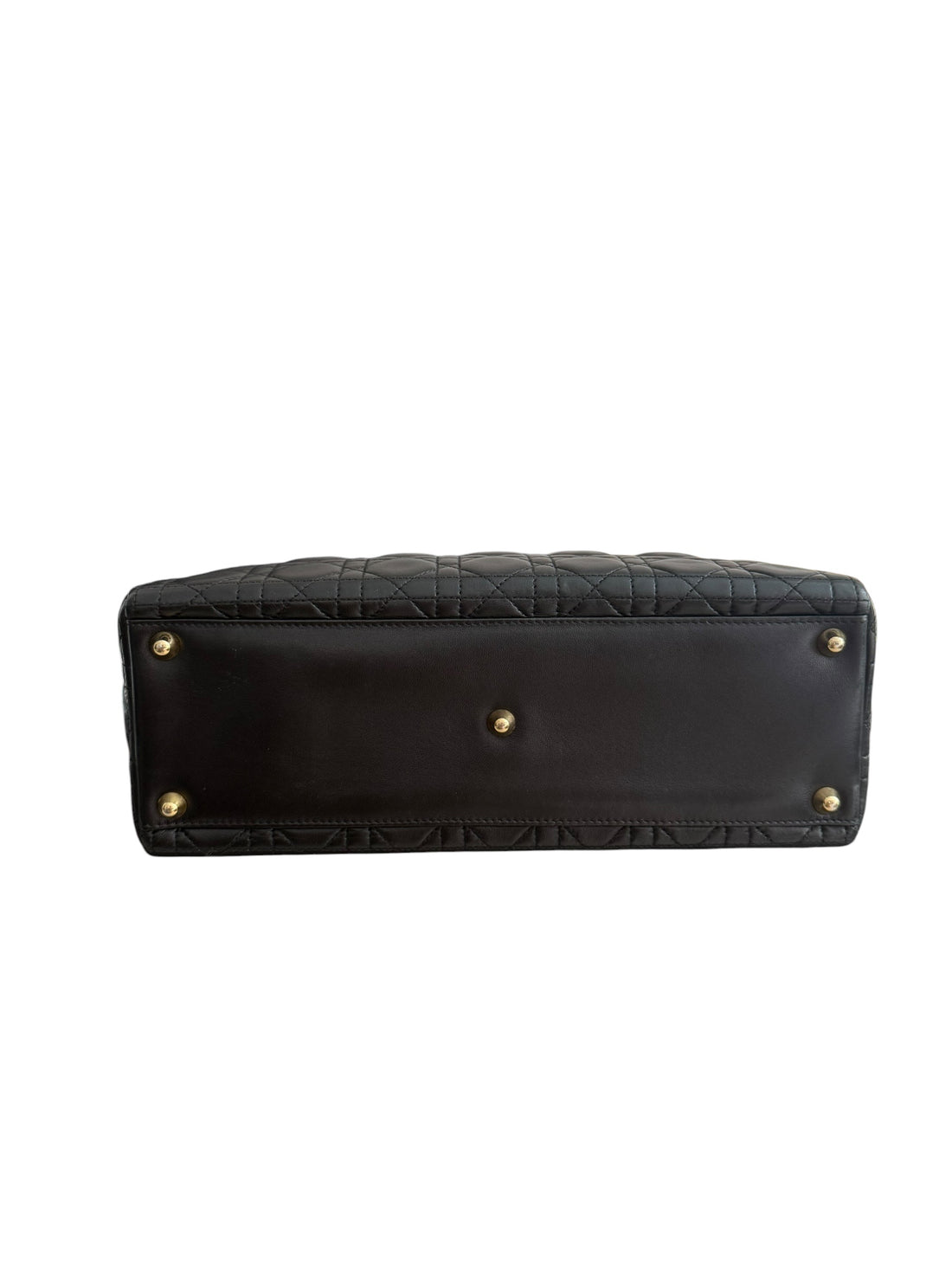 Christian Dior Lady aus schwarzem Lammleder mit Cannage Ziernähten sorgt mit seiner unverkennbaren Steppoptik für einen hohen Wiedererkennungswert. D.I.O.R. Metallanhänger mit Gold-Finish