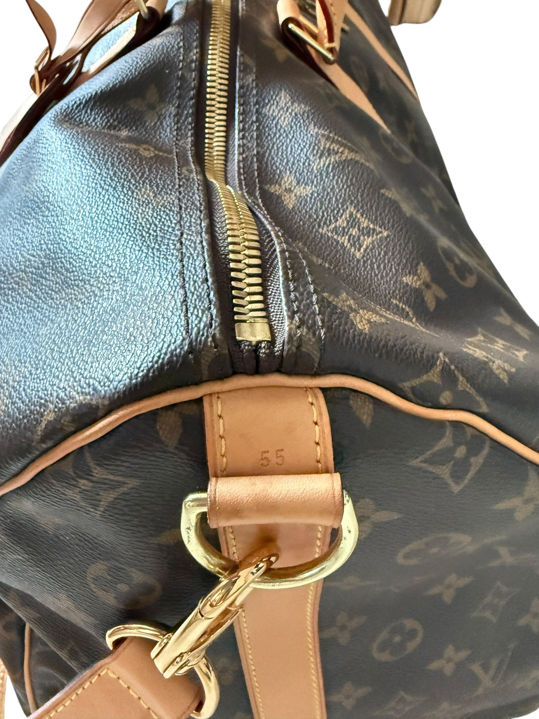 Louis Vuitton Keepall 55 Monogram Canvas mit abnehm- und verstellbarem Schulterriemen.