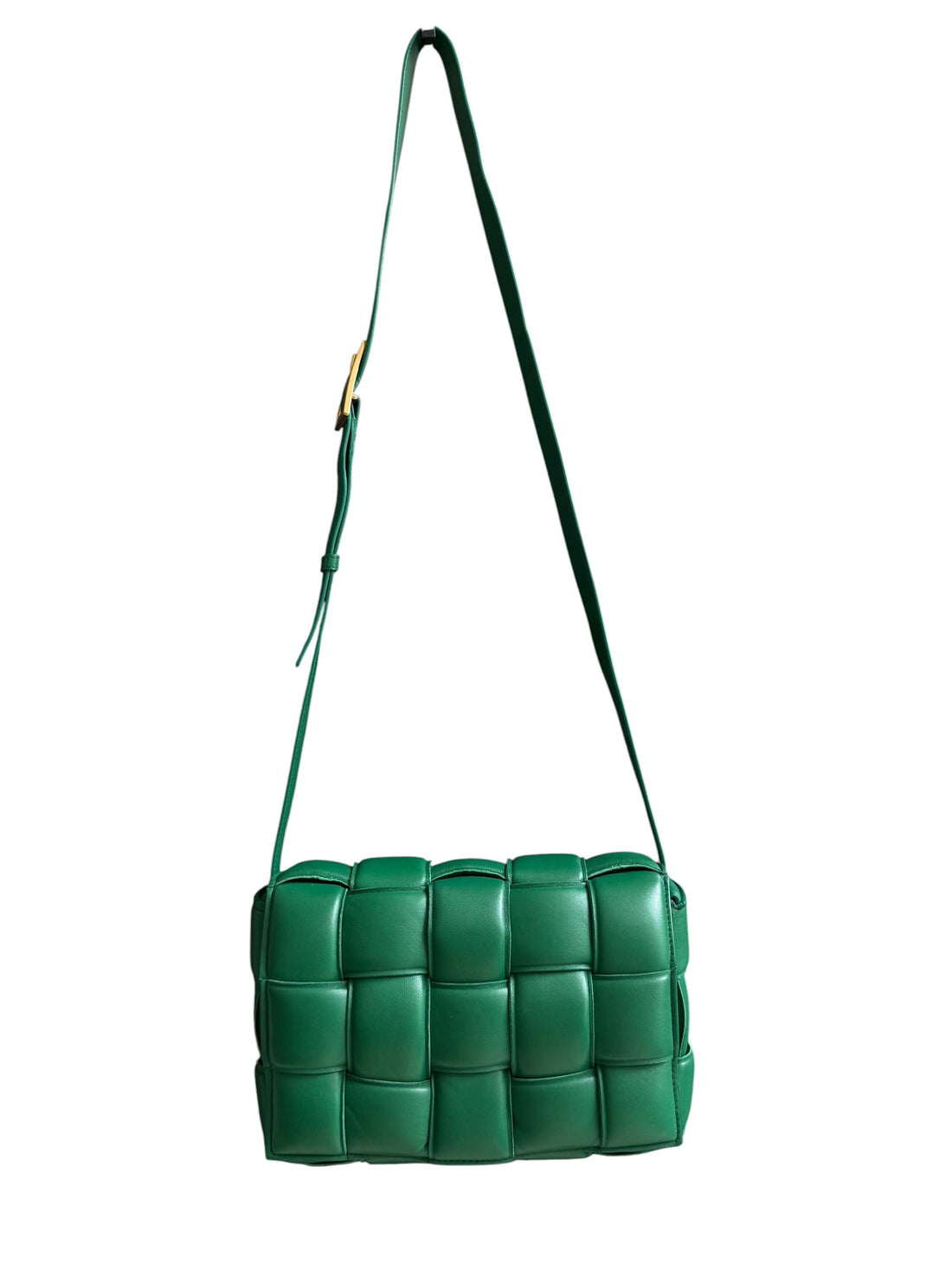 Bottega Veneta "Cassette Bag" in der klassischen grünen Farbe von Bottega Veneta welche sich durch ihr charakteristisches Maxi-Intrecciato-Ledergeflecht und die dreieckige Schnalle auszeichne