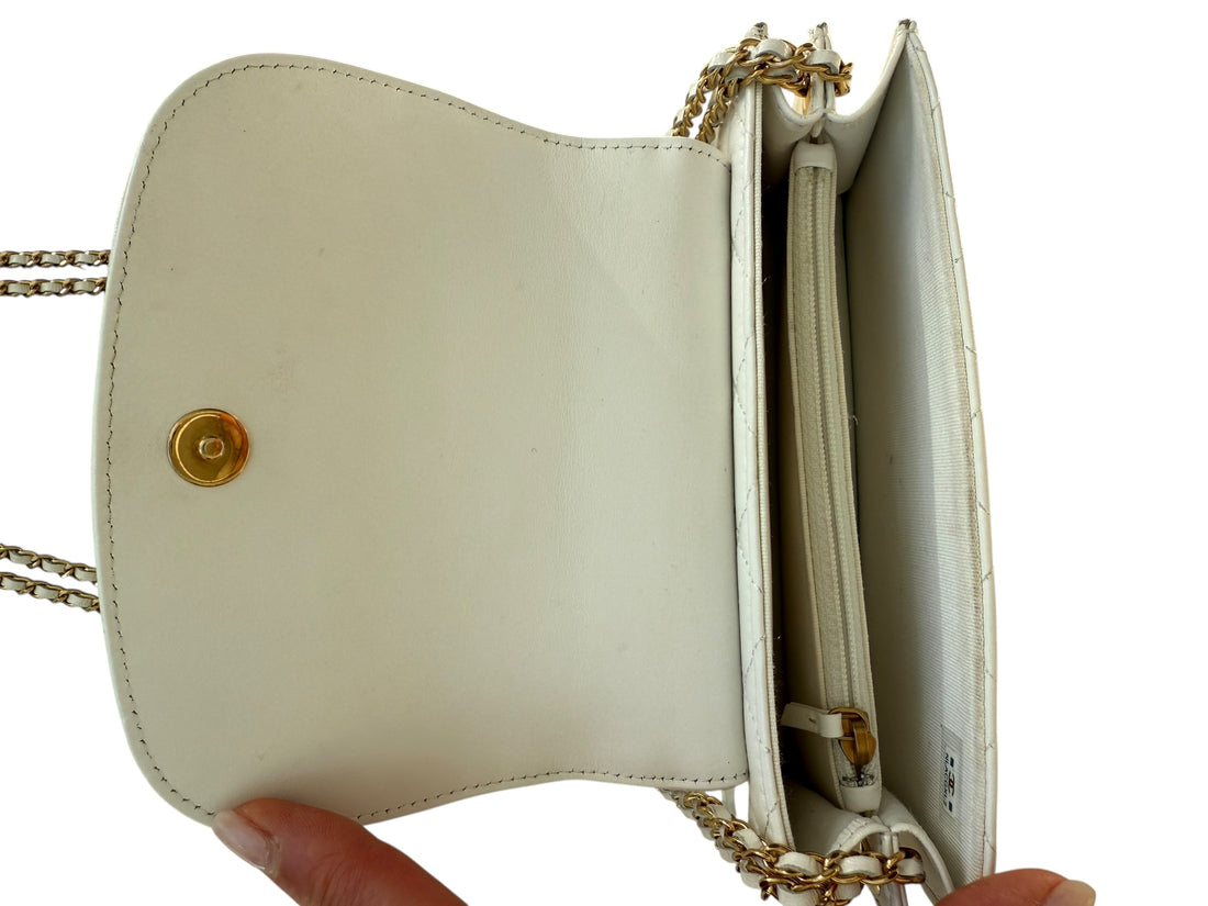 Chanel WOC Wallet on Chain in hellcreme / weiss