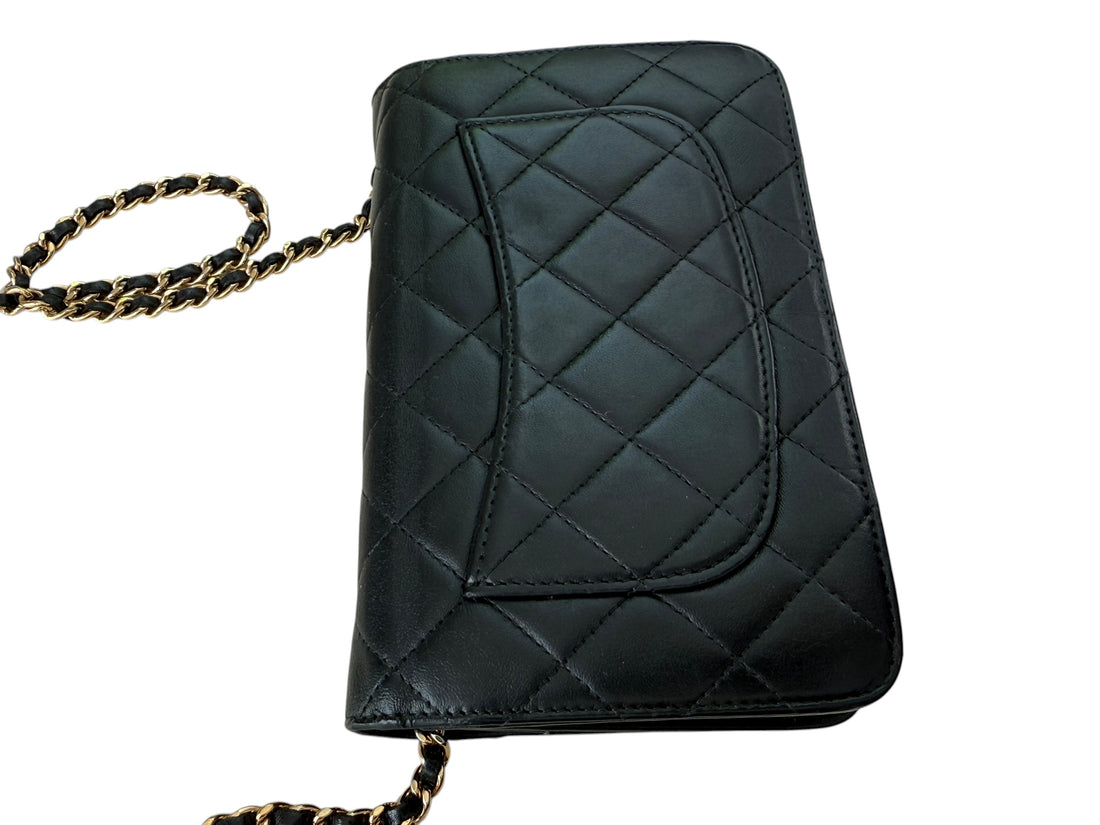 CHANEL WOC Wallet on Chain aus schwarzem Lammleder und goldfarbener Hardware.