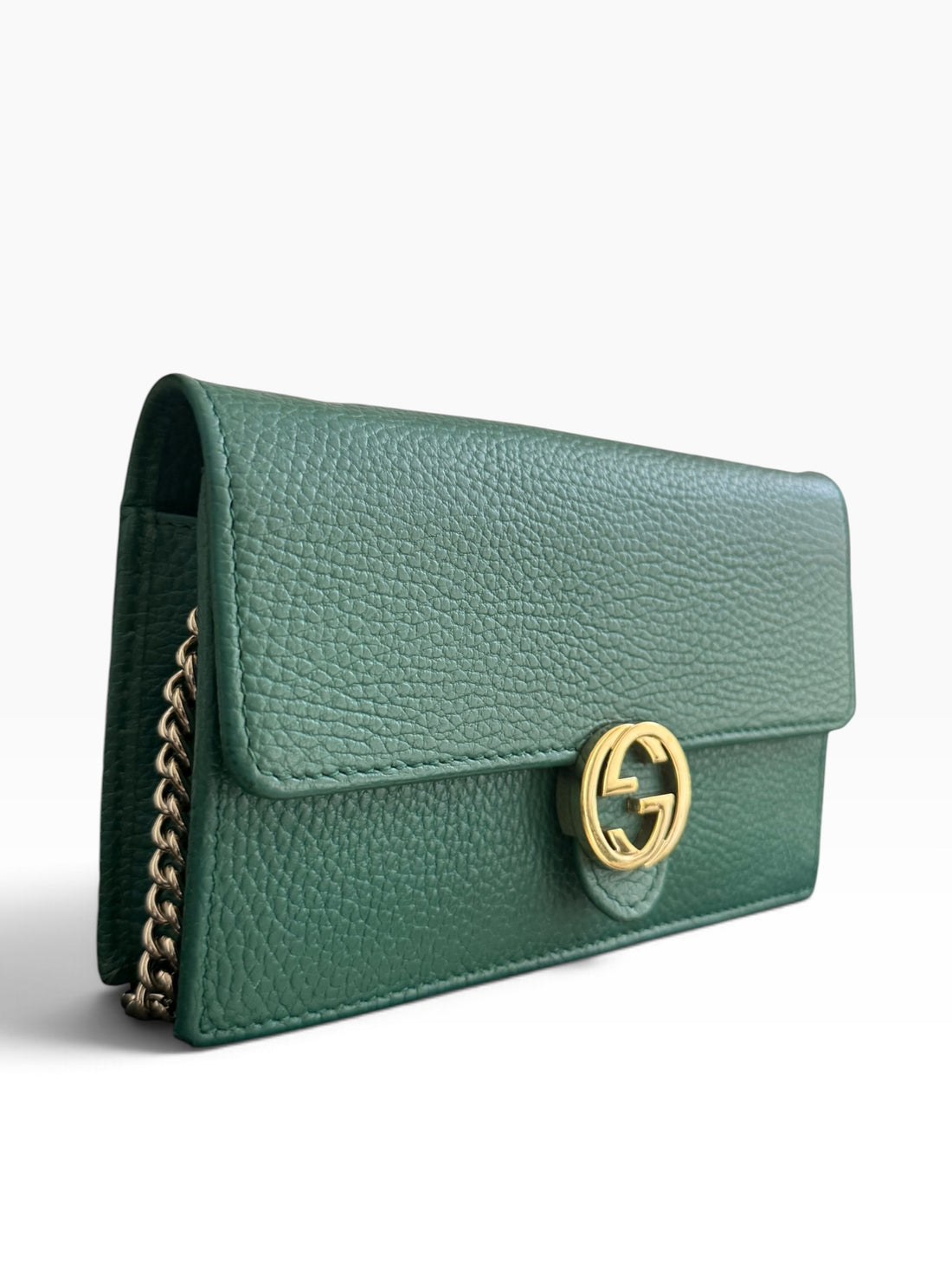 Gucci Interlocking G Dollar Wallet on Chain aus genarbtem Kalbsleder in der Farbe Tannengrün mit goldfarbenem Doppel-G-Logo und Kettenriemen.