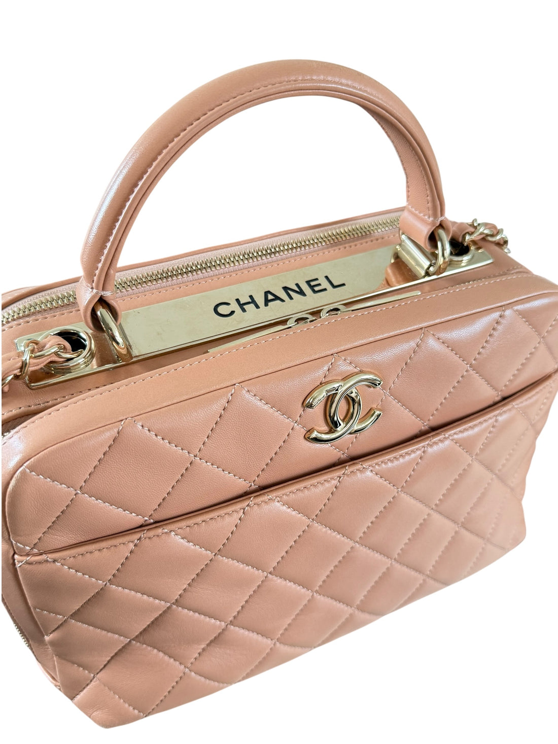 Chanel Trendy CC Bowling Bag in nudefarbenem Lammleder und goldfarbenen Beschlägen.