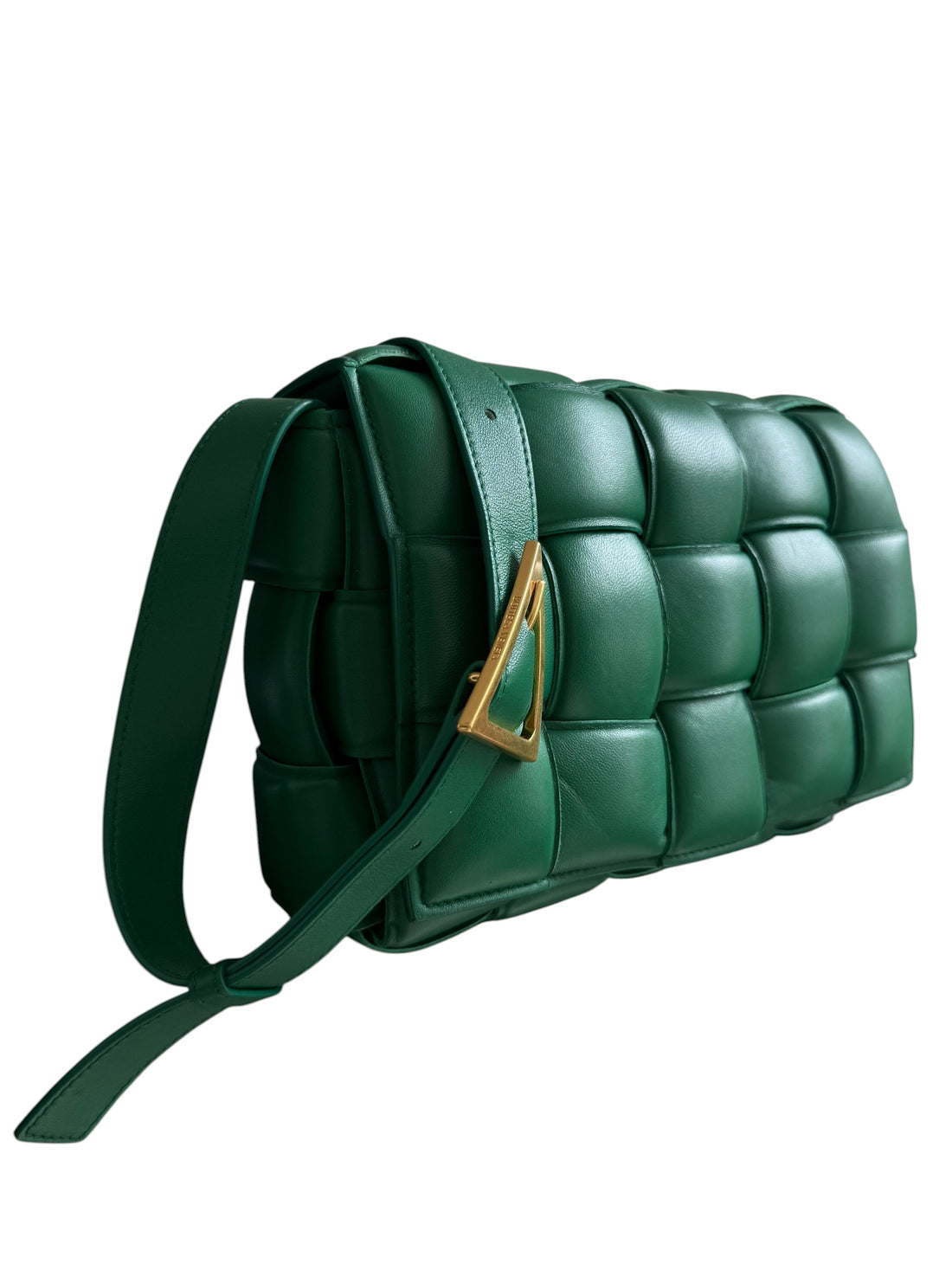 Bottega Veneta "Cassette Bag" in der klassischen grünen Farbe von Bottega Veneta welche sich durch ihr charakteristisches Maxi-Intrecciato-Ledergeflecht und die dreieckige Schnalle auszeichne