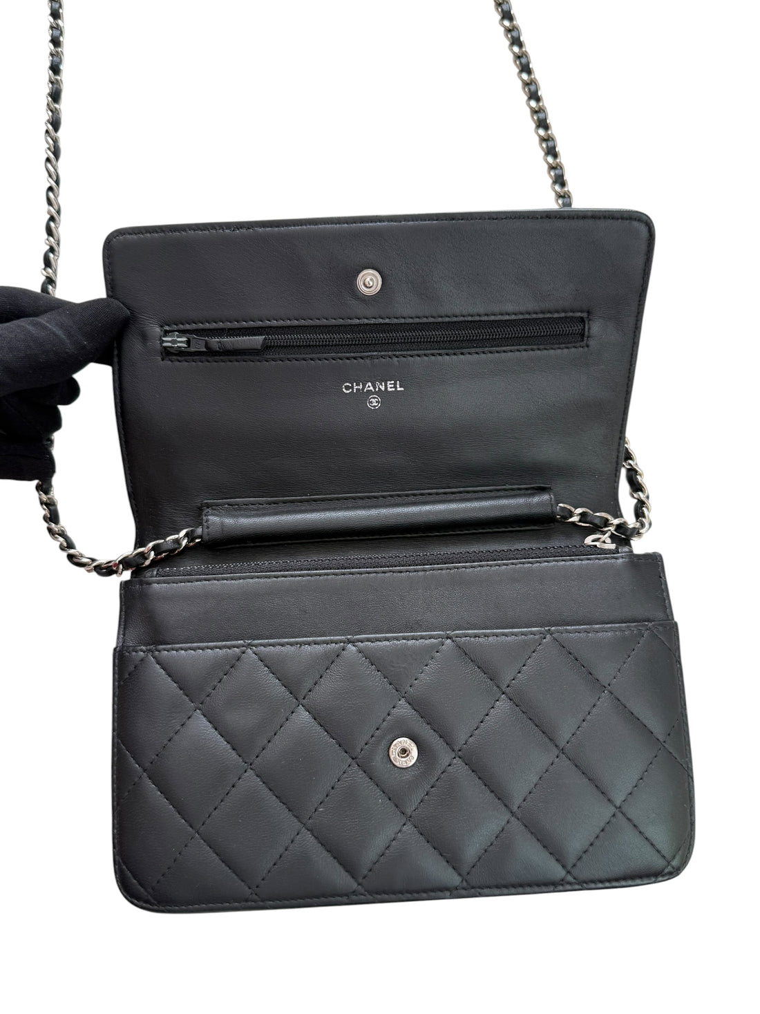 CHANEL WOC Wallet on Chain aus schwarzem Lammleder und silberfarbener Hardware.