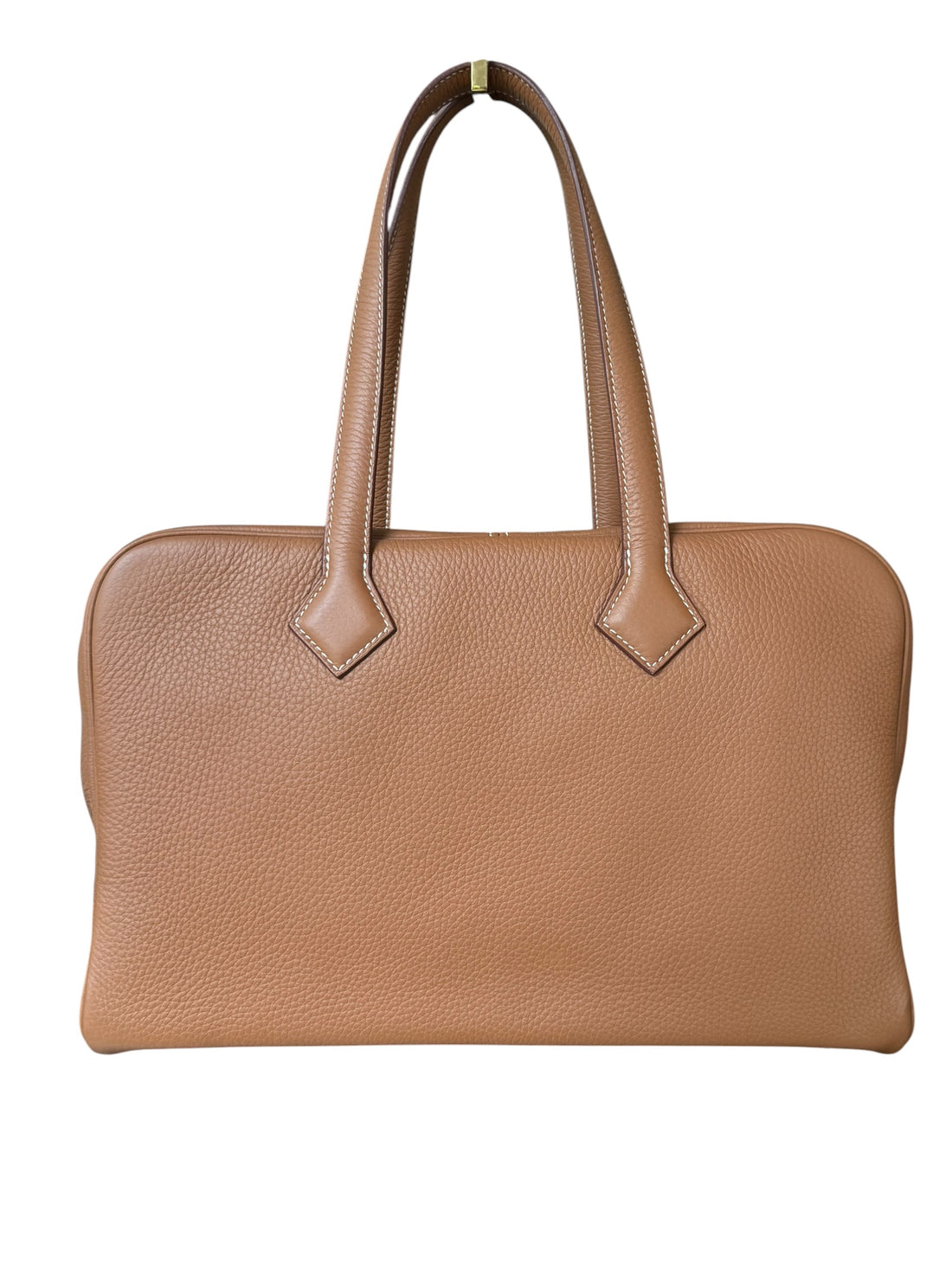 Hermès Victoria 35 Handtasche / Weekender Unisexist aus weichem Taurillon Clemence-Leder gefertigt und verfügt über silberfarbene Hardware