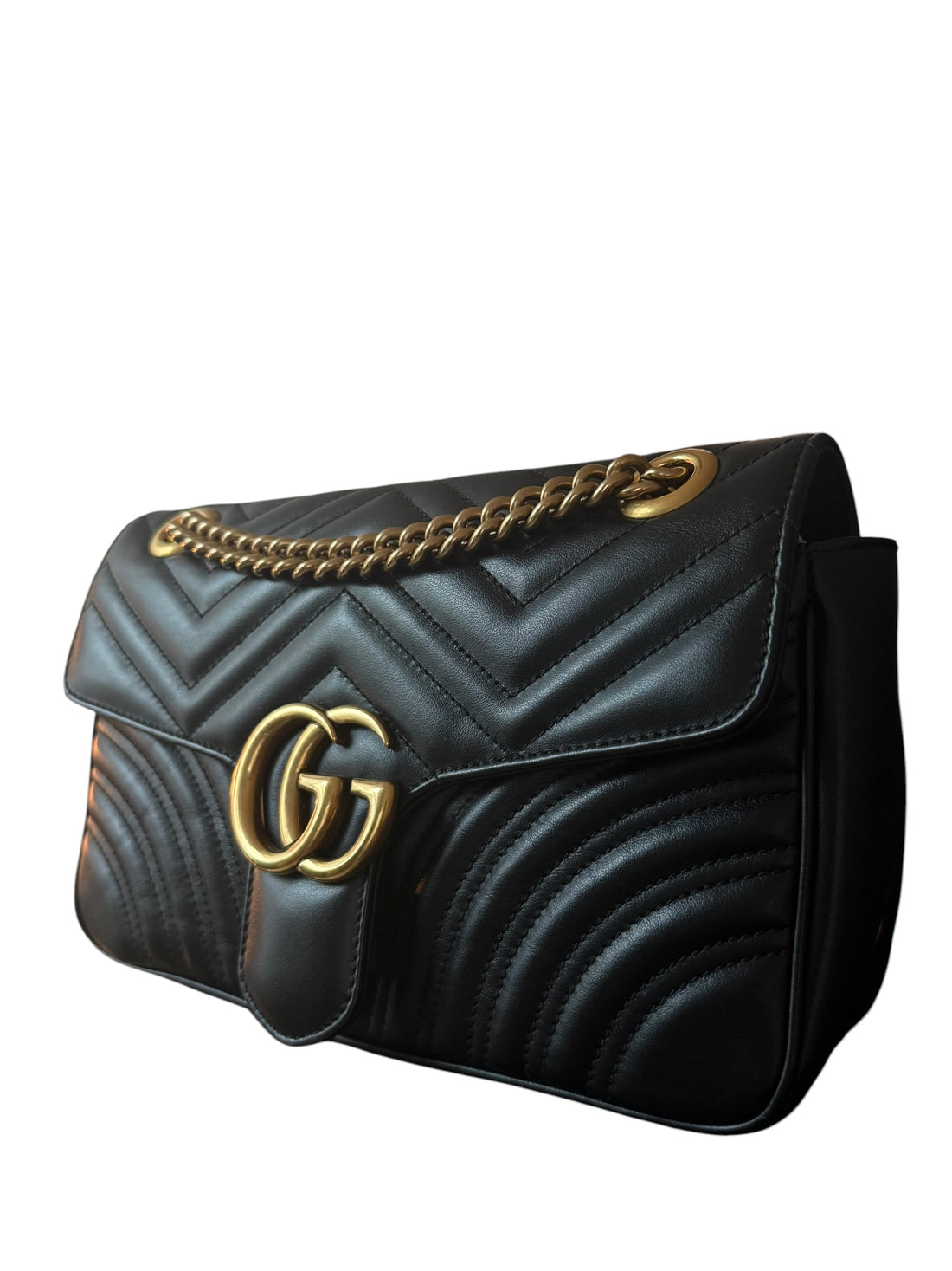 Gucci Marmont Schultertasche in der Farbe schwarz mit goldfarbener Hardware.