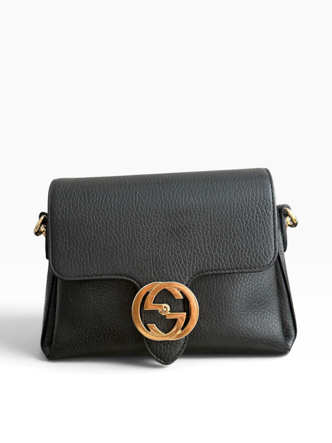 Gucci Interlocking G Umhängetasche aus genarbtem schwarzem Leder mit goldfarbenen Beschlägen.
