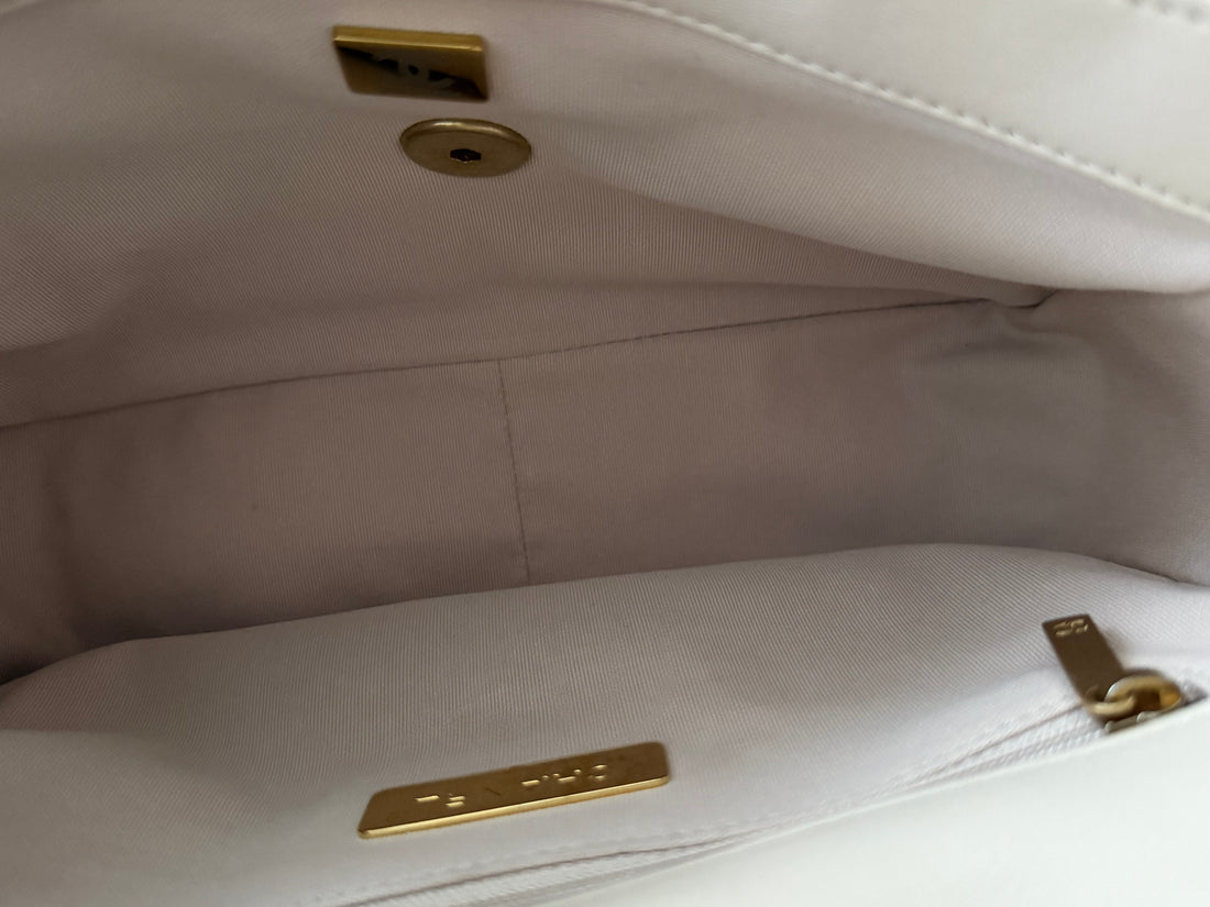 Chanel 19 small in der Farbe light-beige aus weichem Lammleder mit Gold- Silber- Rutheniumfarbenem Metall.