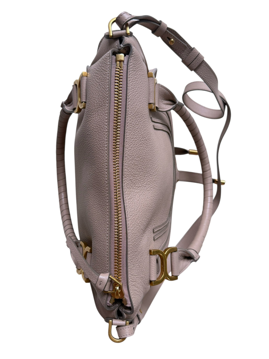 Chloé Marcie Bag in einem santen Nude- bzw. Beigerosa-Ton aus genarbtem Kalbsleder mit charakteristischen handgewickelten Henkeln und goldfarbenen Metallbeschlägen.