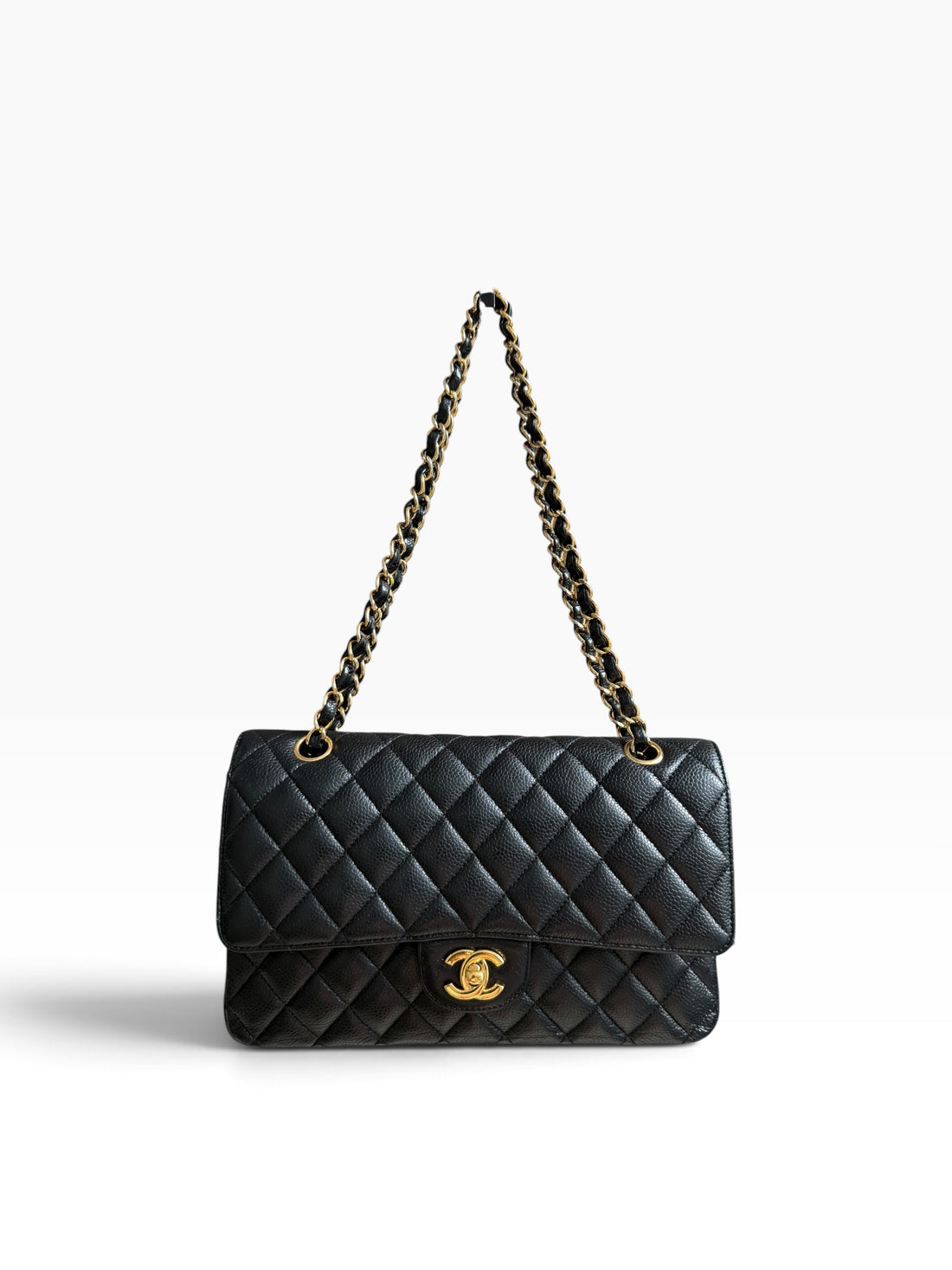 Sac Classic Double Flap moyen CHANEL en cuir caviar noir et bijouterie dorée.